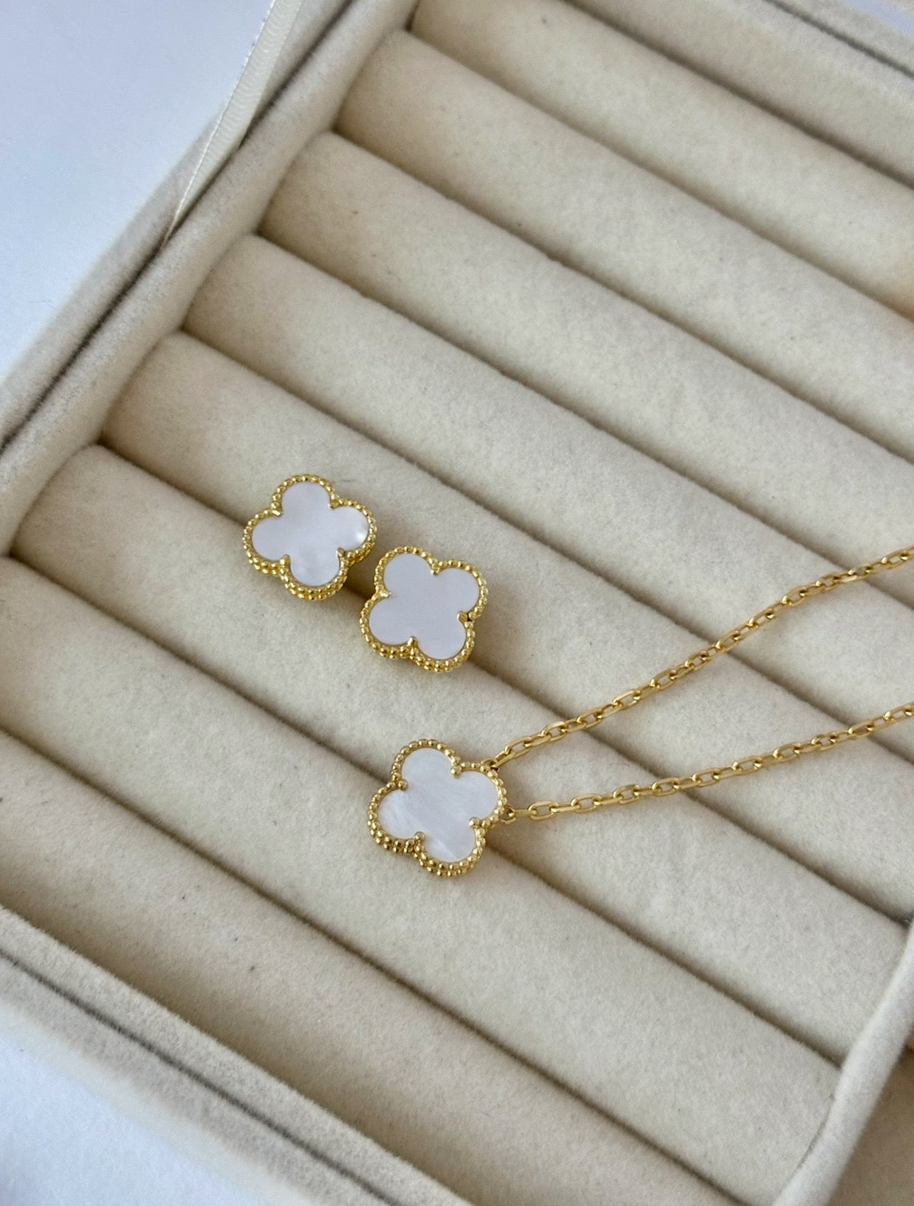 Conjunto collar + aretes Tréboles Blanco