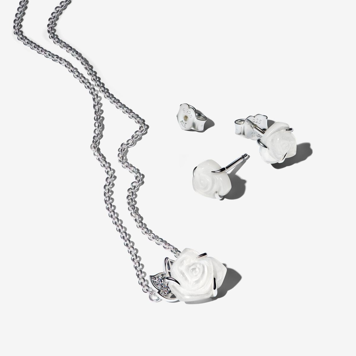 Conjunto collar + aretes Flor blanca