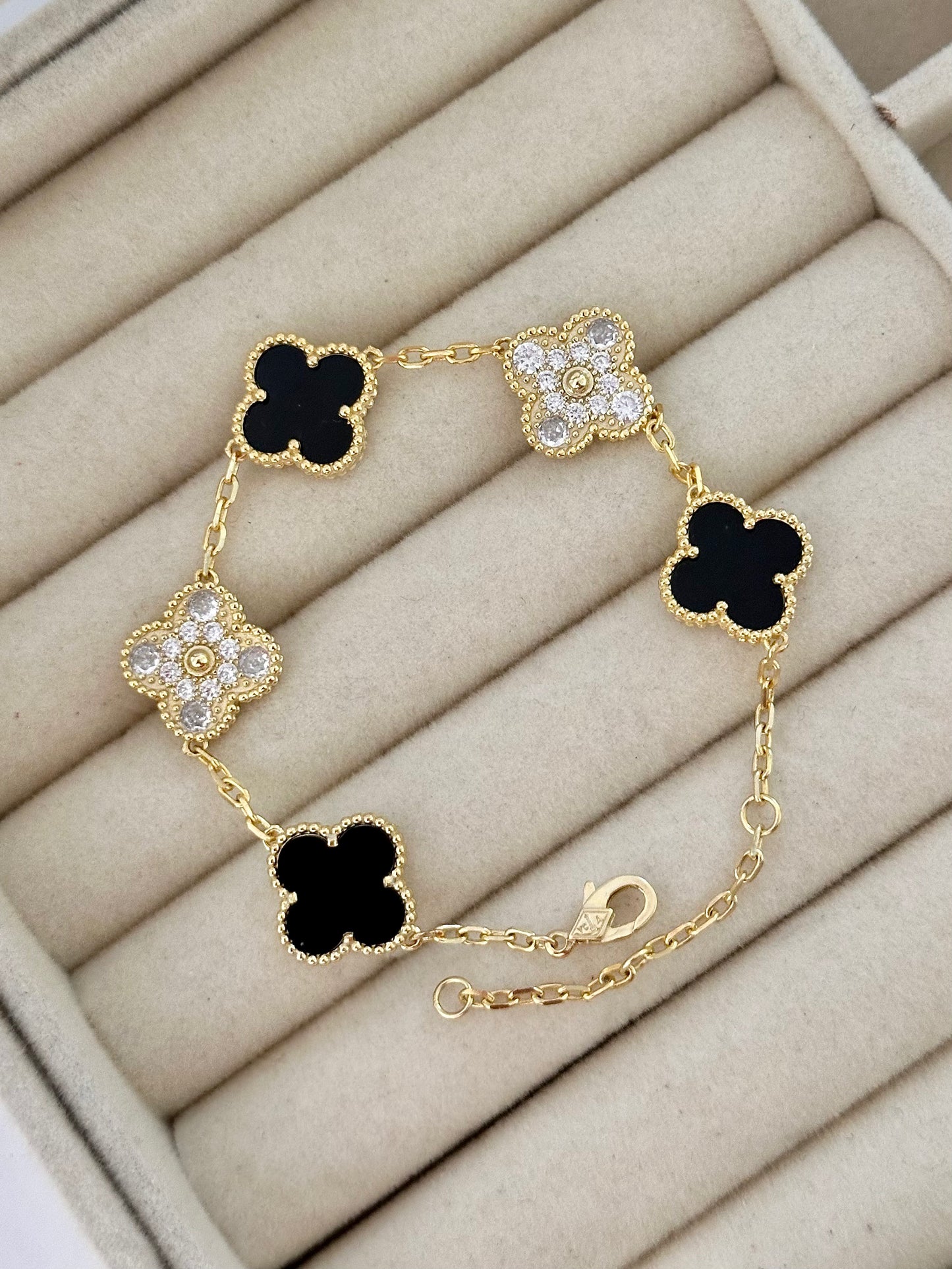 Pulsera Tréboles Negro y Dorado