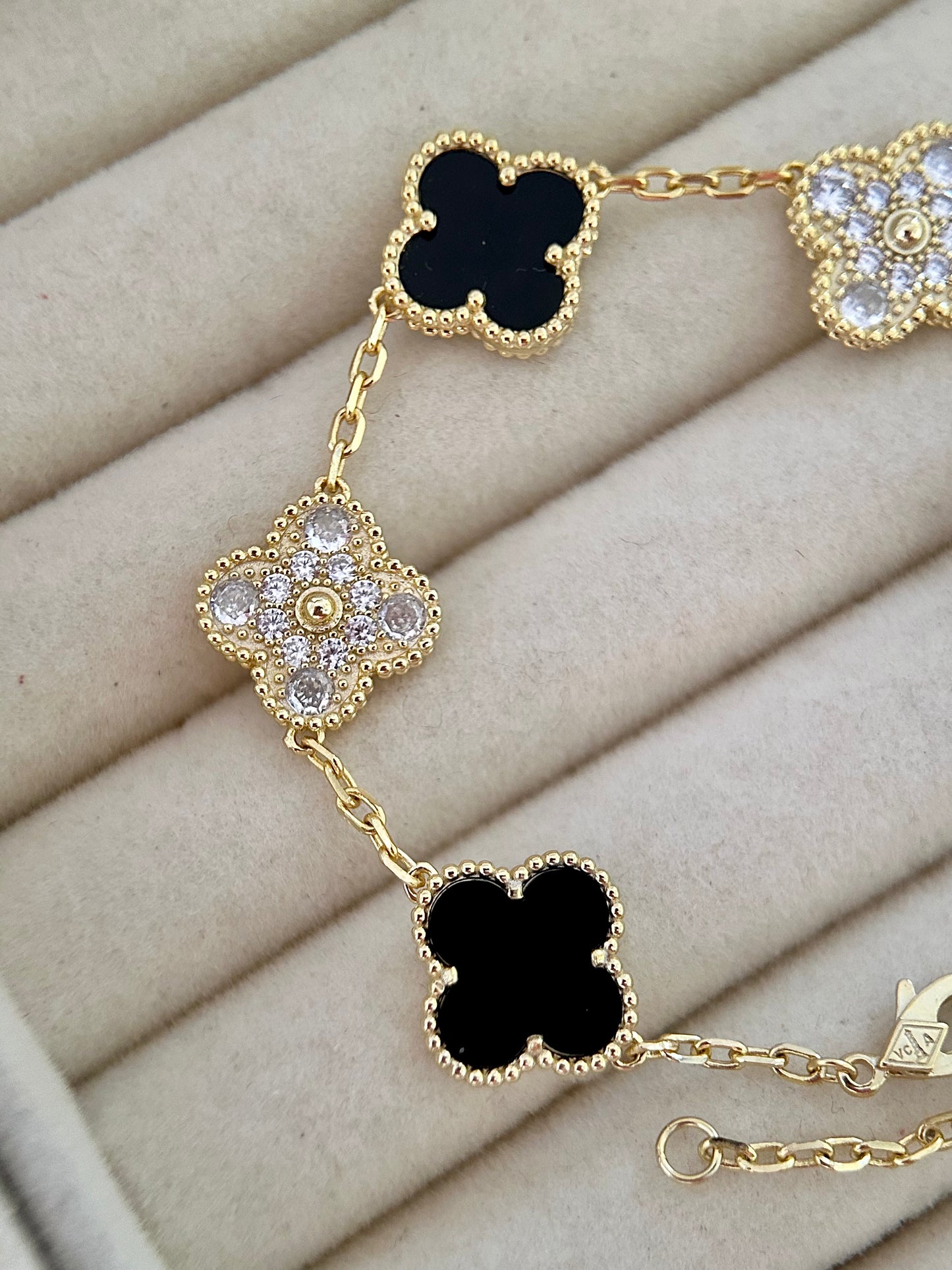 Pulsera Tréboles Negro y Dorado