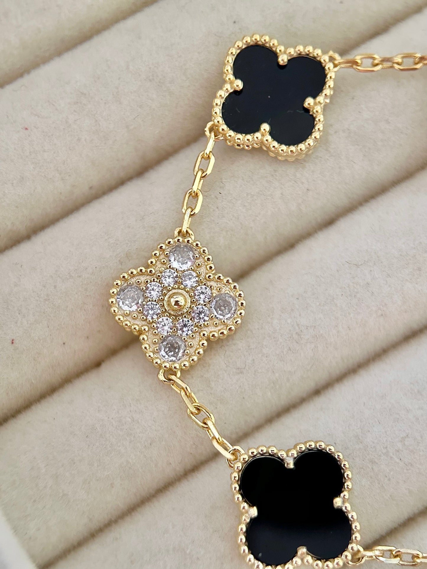 Pulsera Tréboles Negro y Dorado