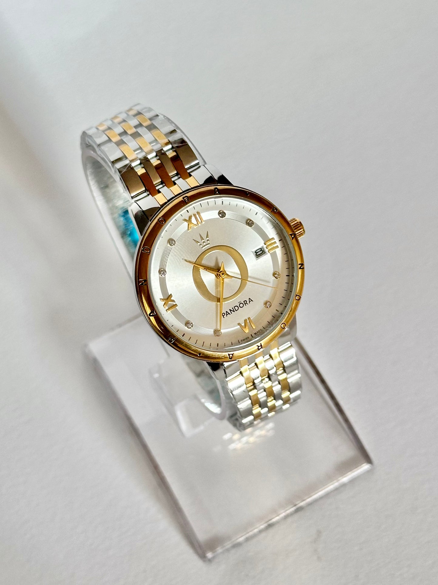 Reloj Pandora Dorado con Plateado fondo Blanco
