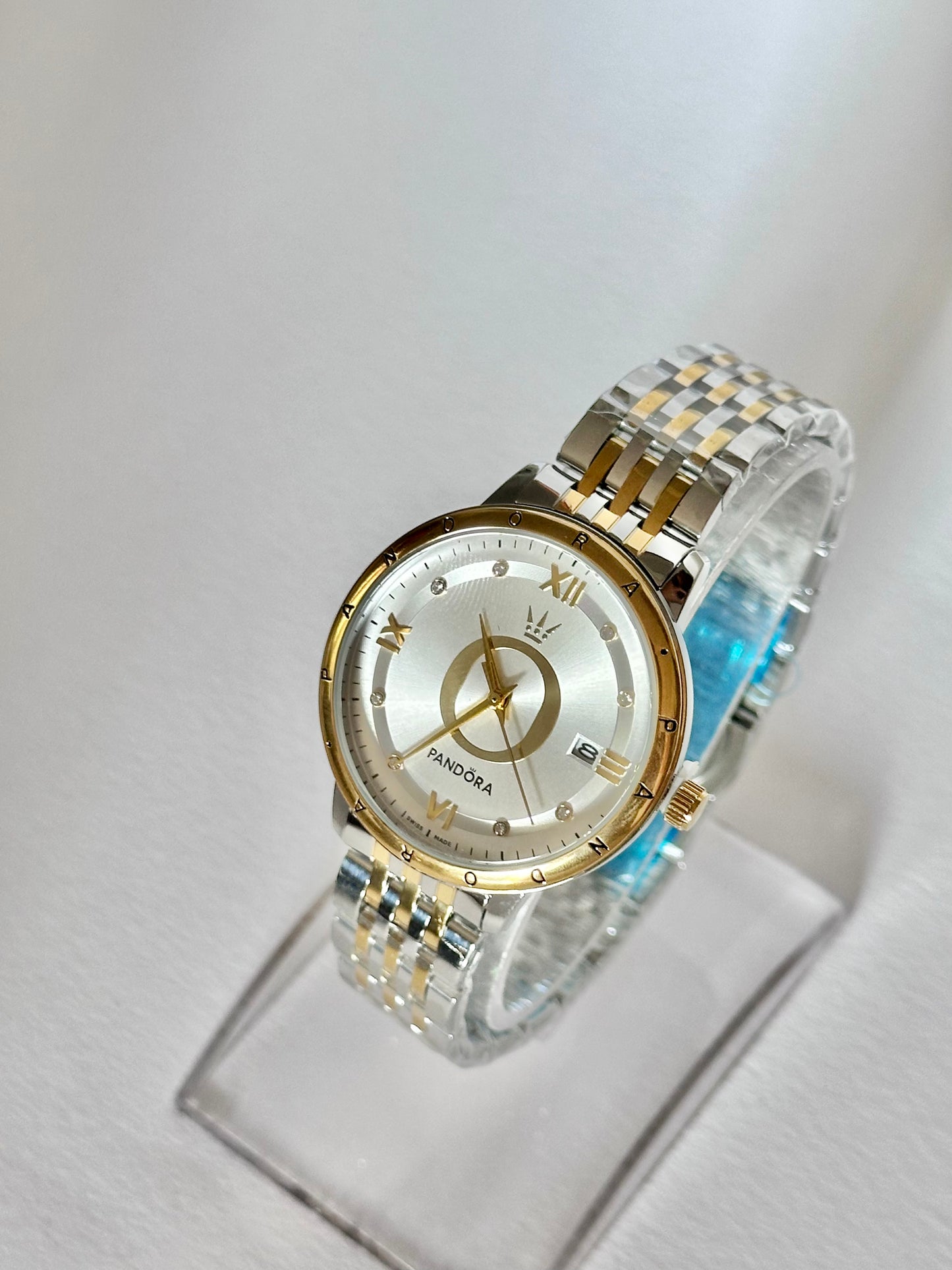Reloj Pandora Dorado con Plateado fondo Blanco