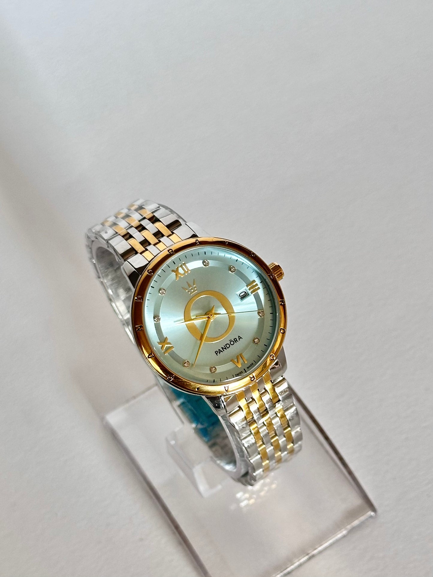 Reloj Pandora Dorado con plateado, fondo azul