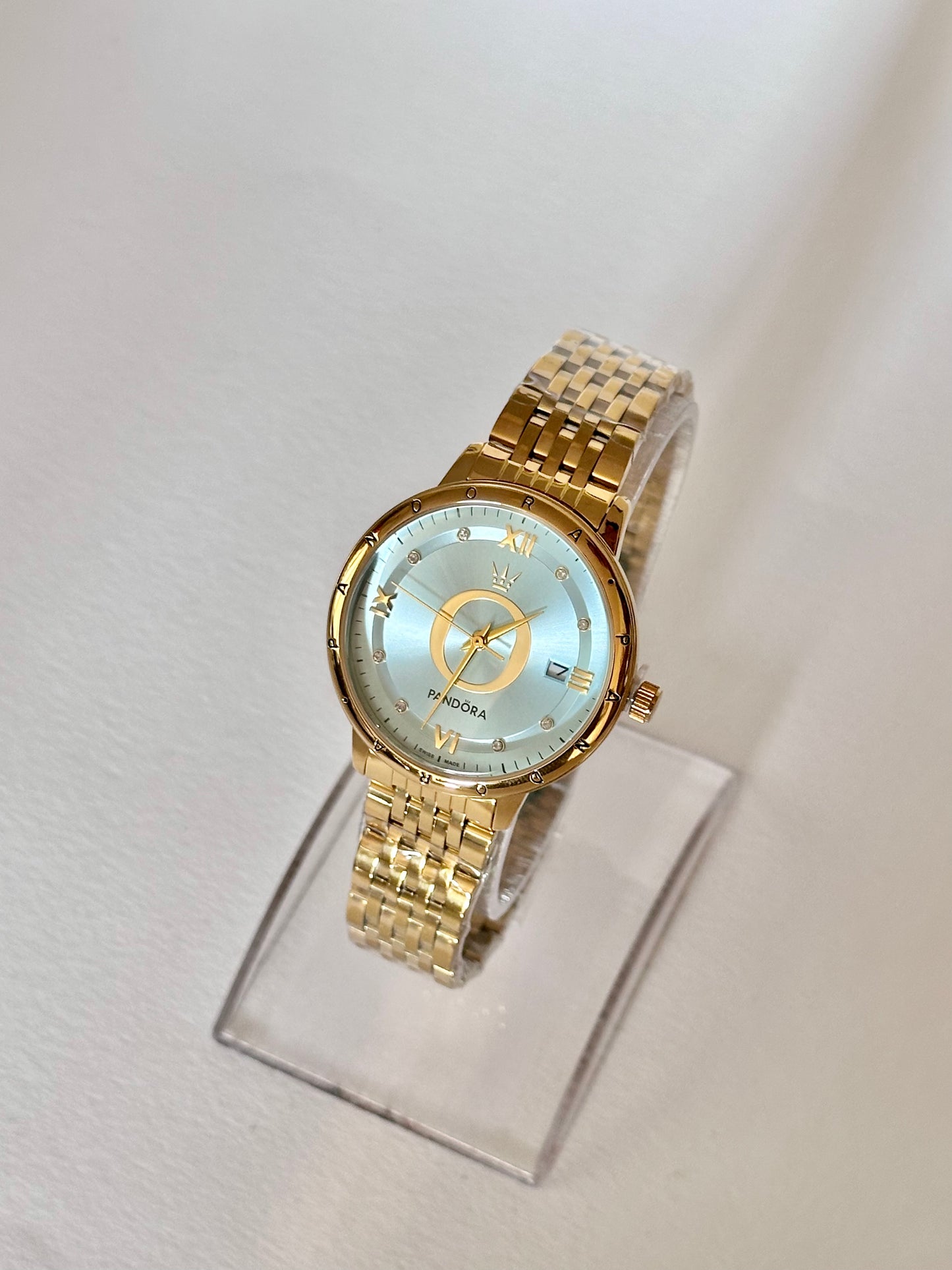 Reloj Pandora Dorado fondo azul