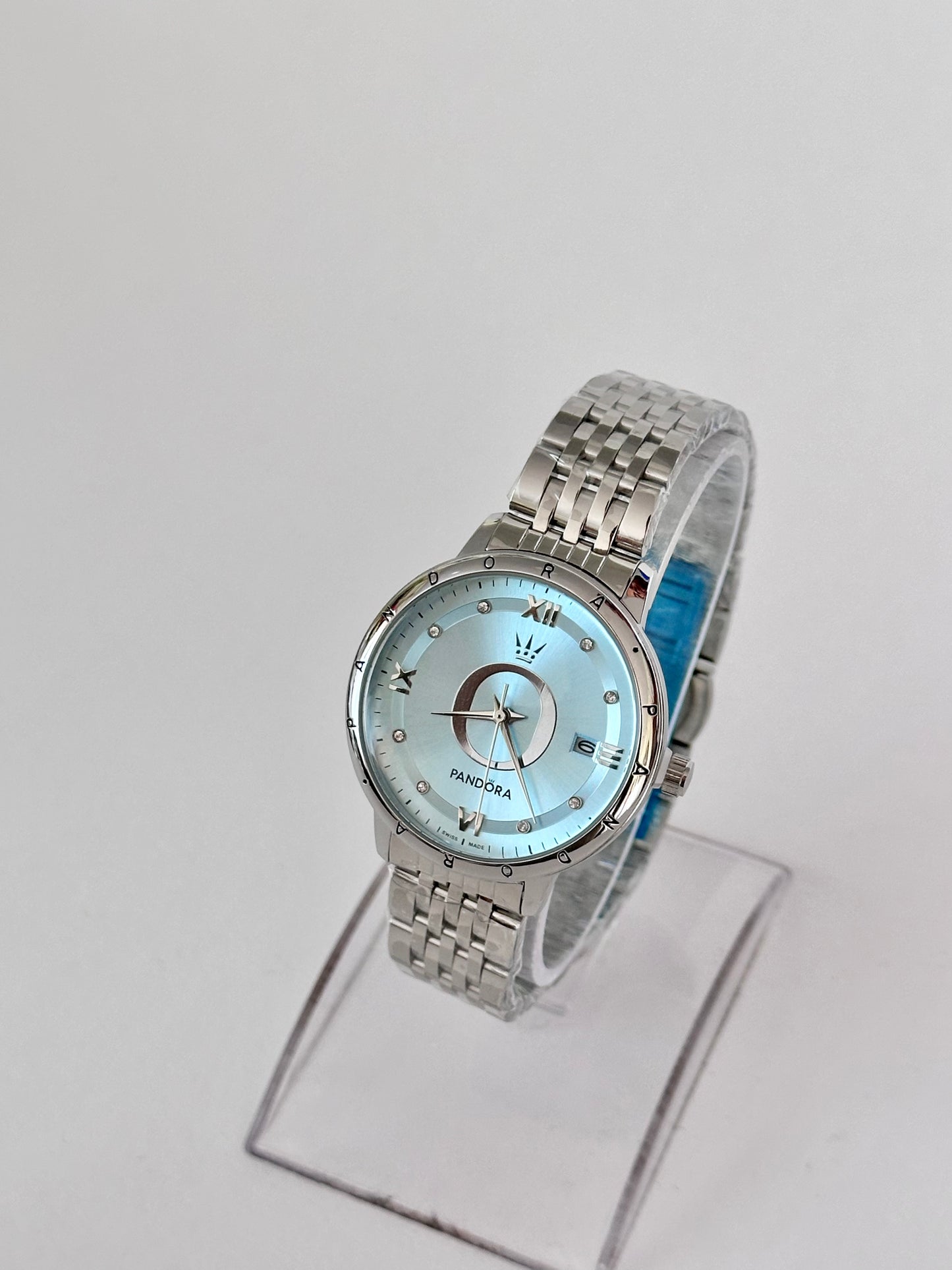 Reloj Pandora Plateado fondo Azul