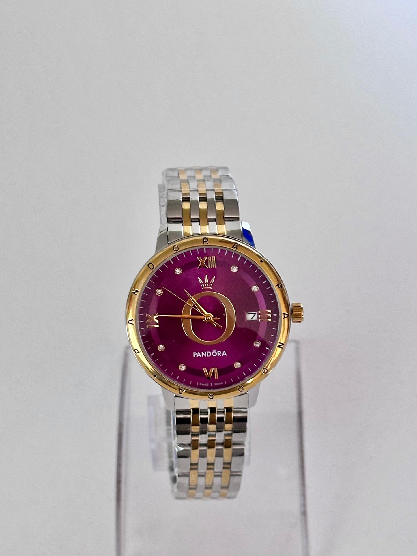 Reloj Pandora Dorado con Plateado, fondo Morado