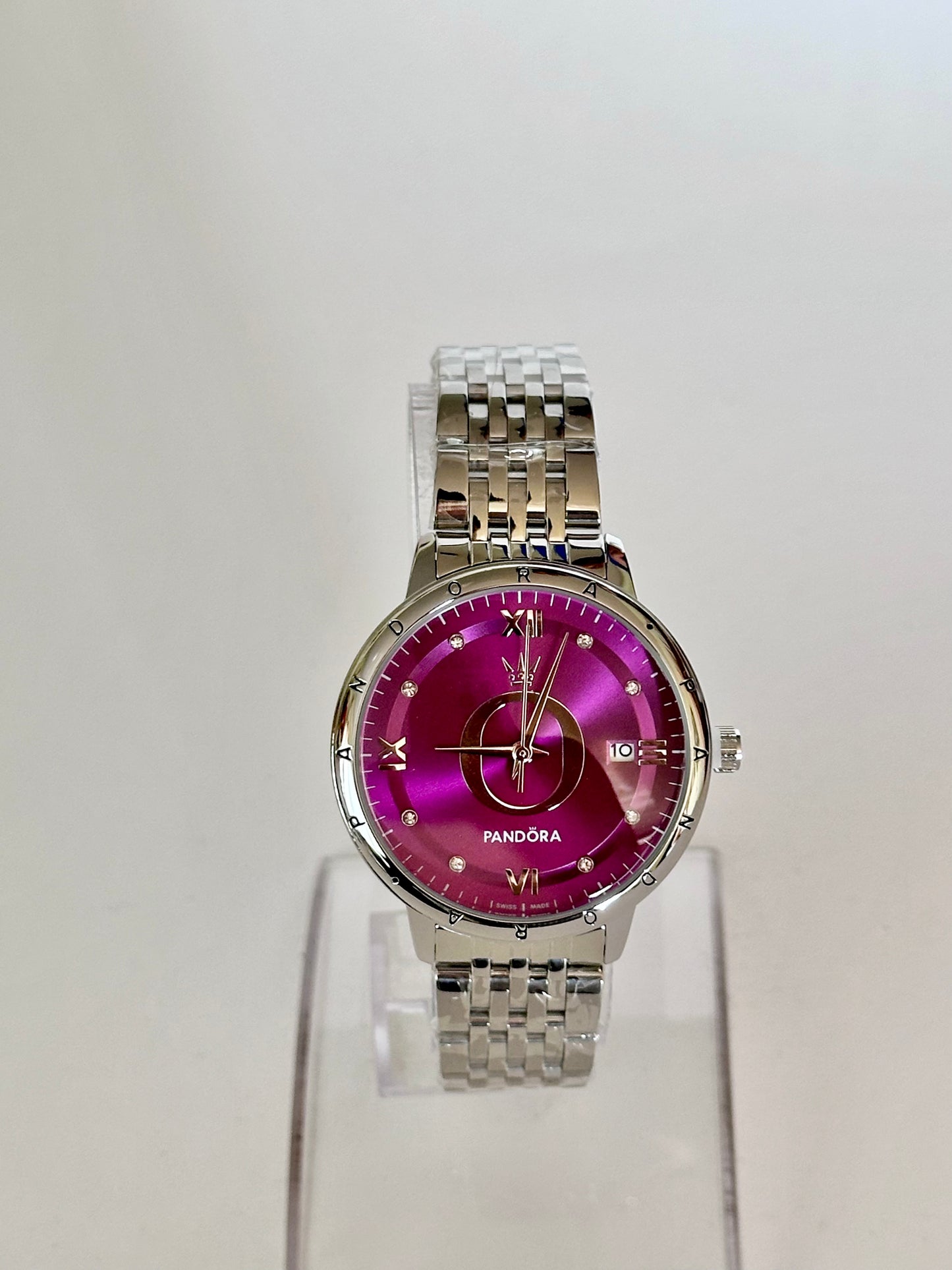 Reloj Pandora Plateado fondo Morado