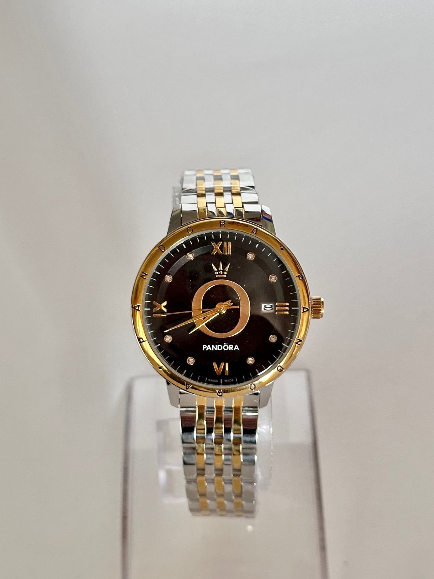 Reloj Pandora Dorado con plateado, fondo negro
