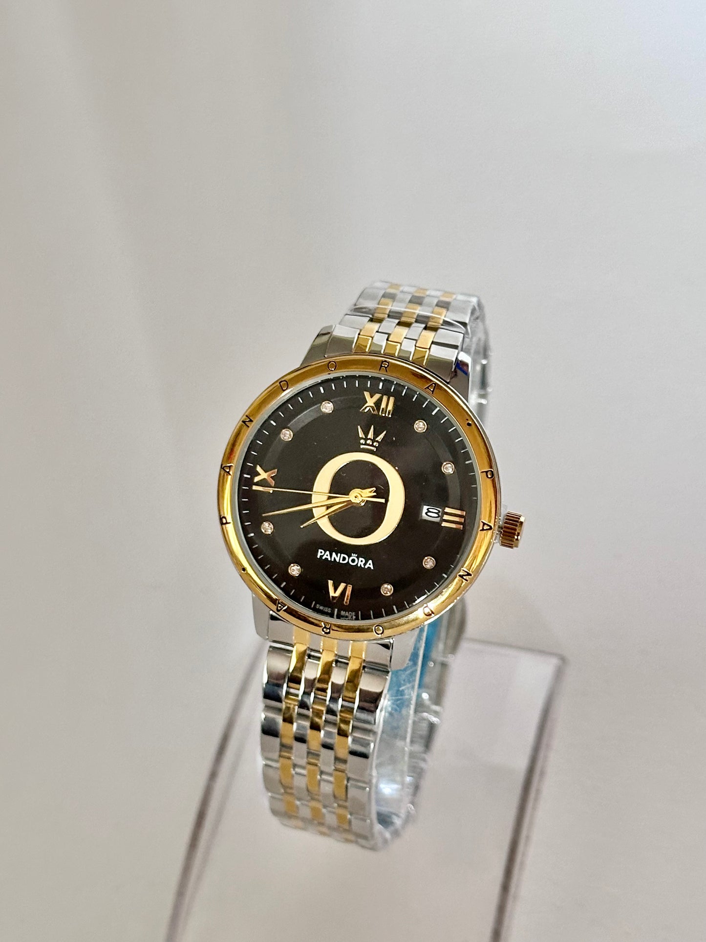 Reloj Pandora Dorado con plateado, fondo negro
