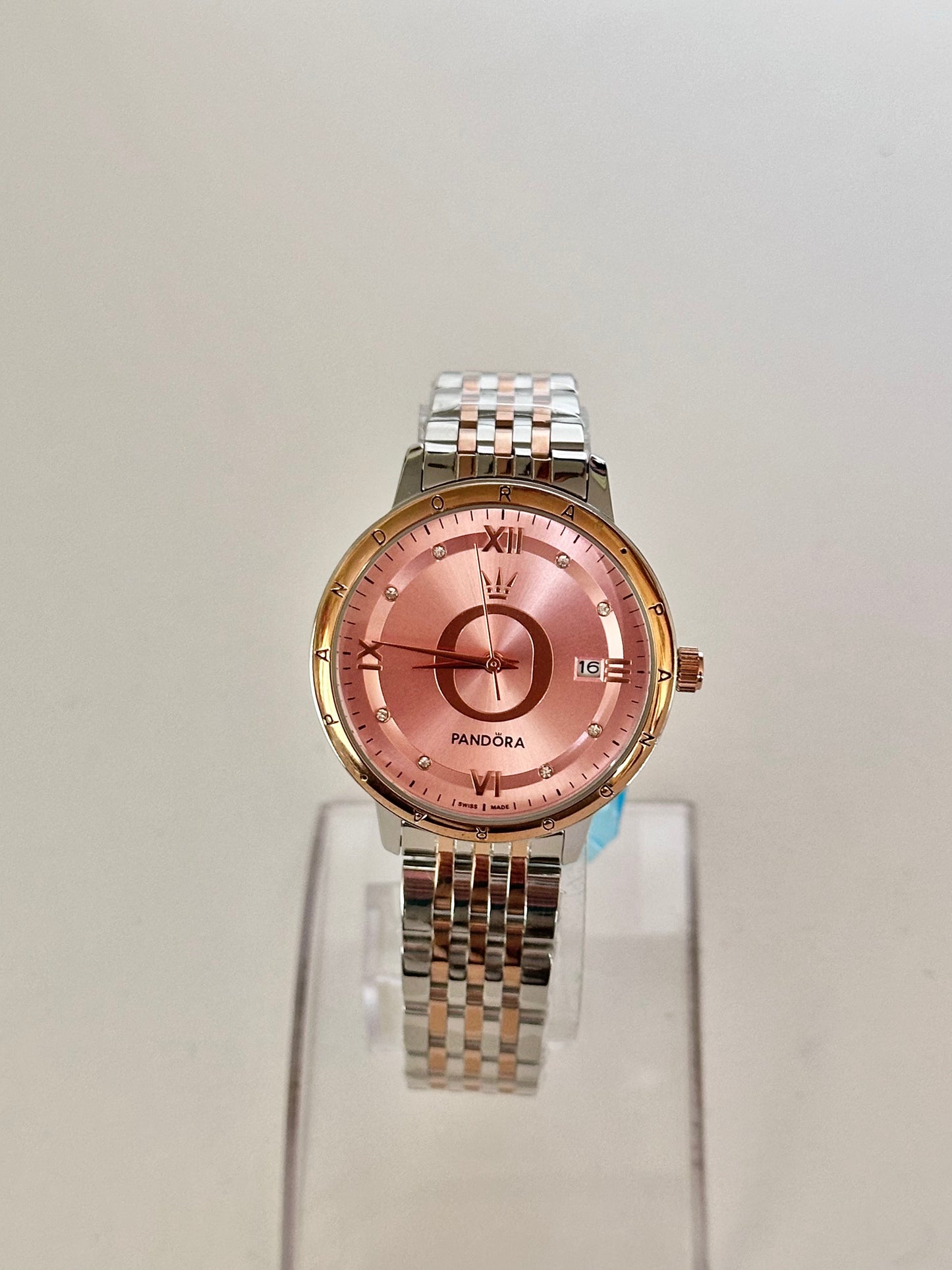 Reloj Pandora Rose gold y Plateado, fondo rosa