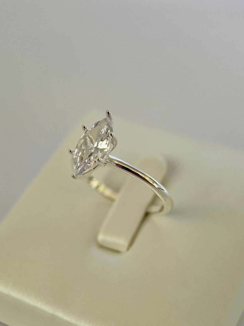 Anillo compromiso Corte Marquesa, aro sin piedras