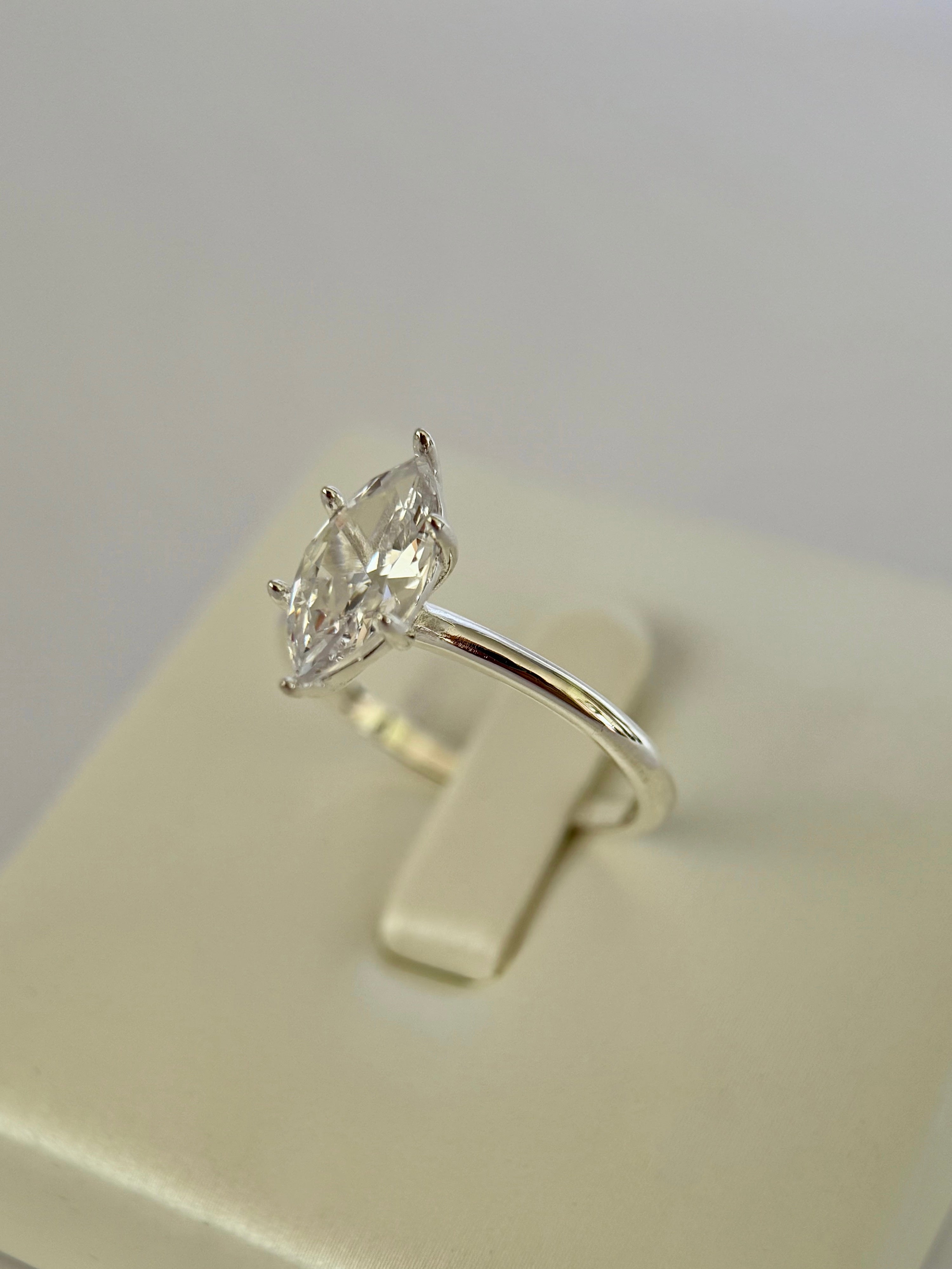 Anillo compromiso Corte Marquesa, aro sin piedras