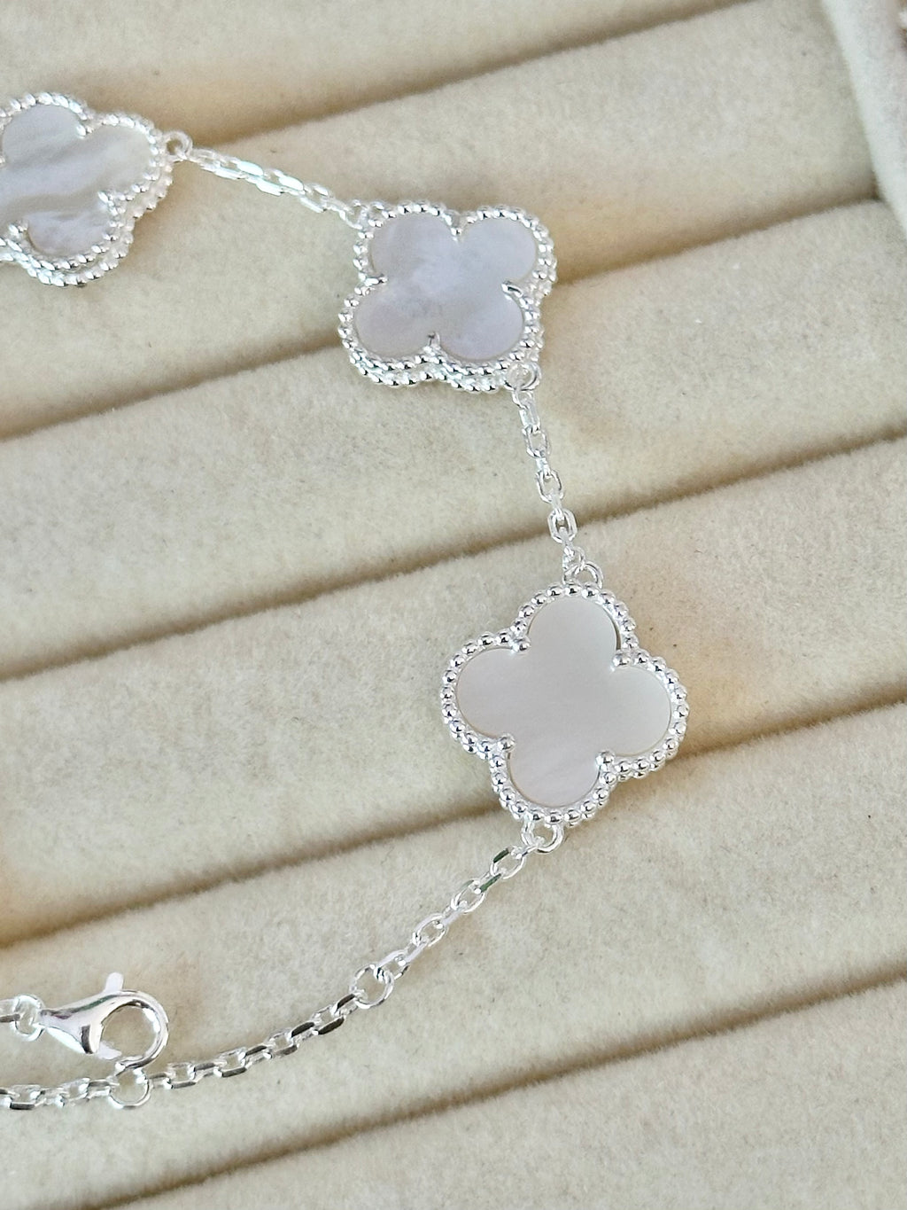 Pulsera Plateada Tréboles Blanco