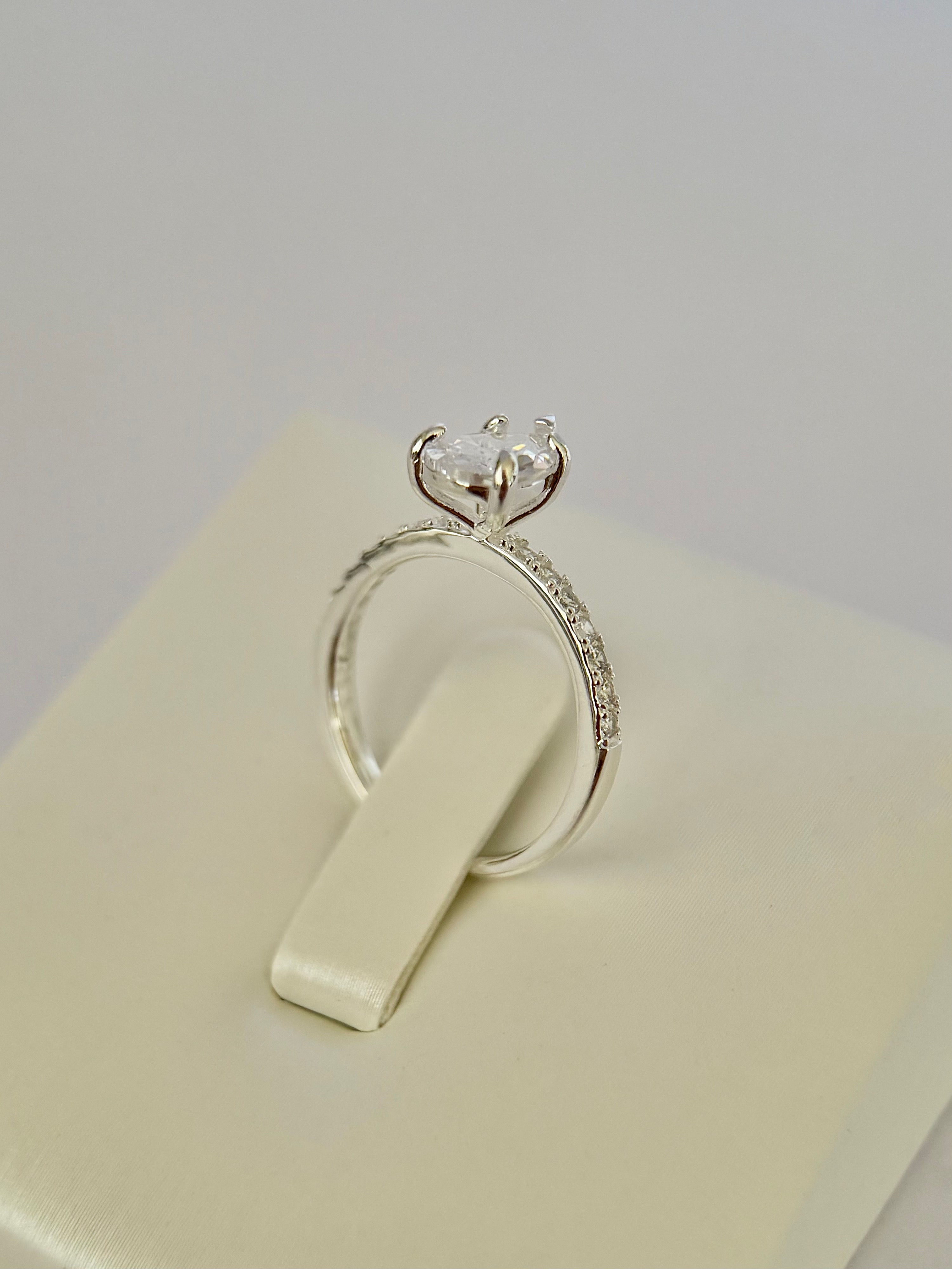 Anillo Compromiso Corte Pera