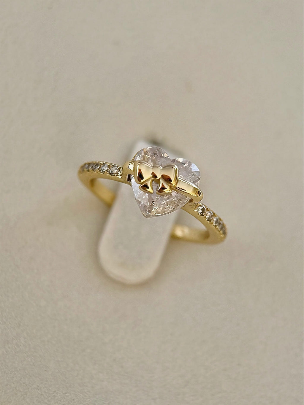 Anillo Corazón y Lazo Dorado