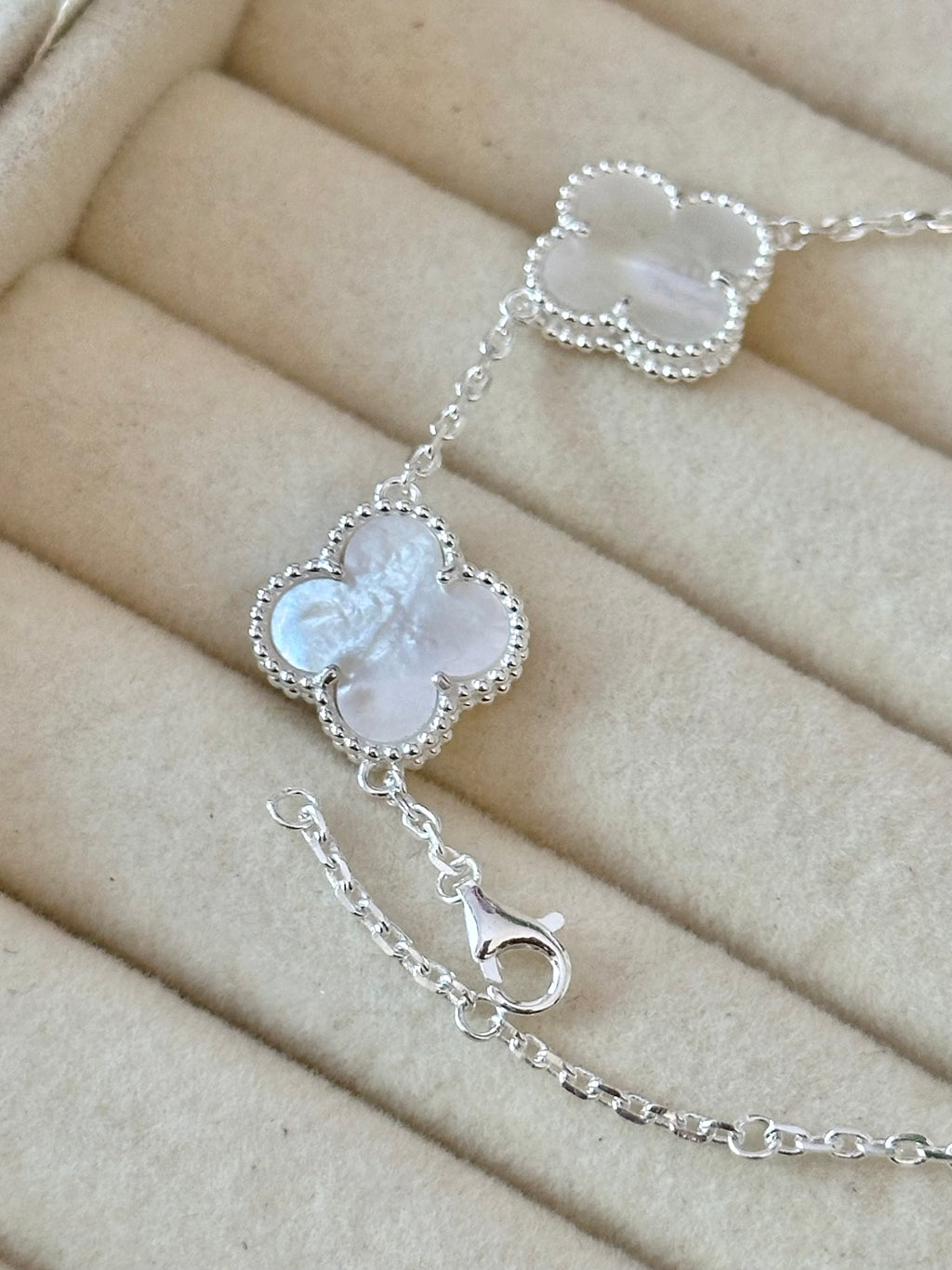 Pulsera Plateada Tréboles Blanco