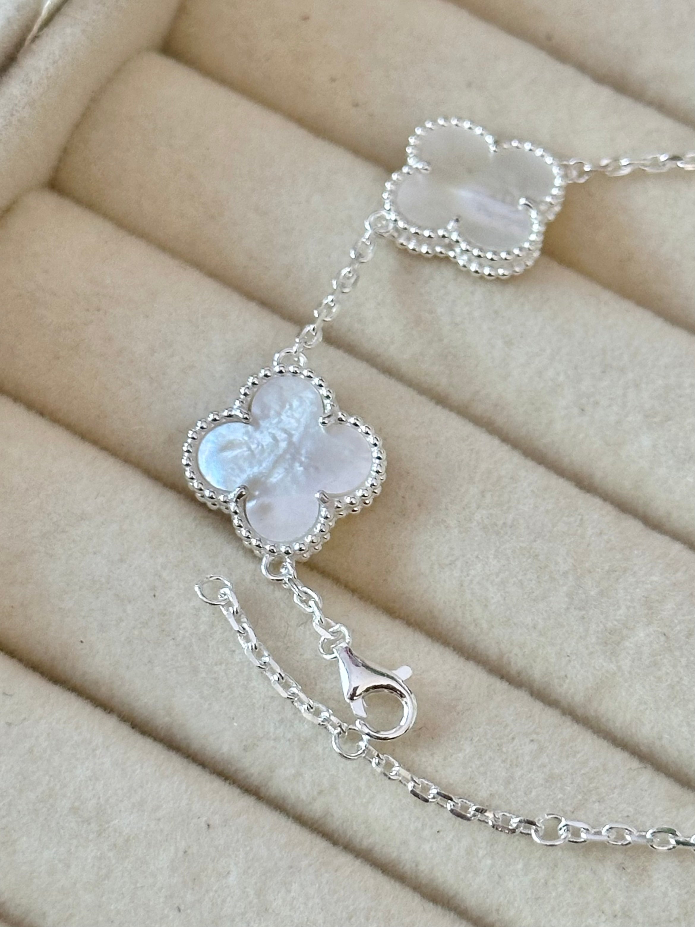 Pulsera Plateada Tréboles Blanco