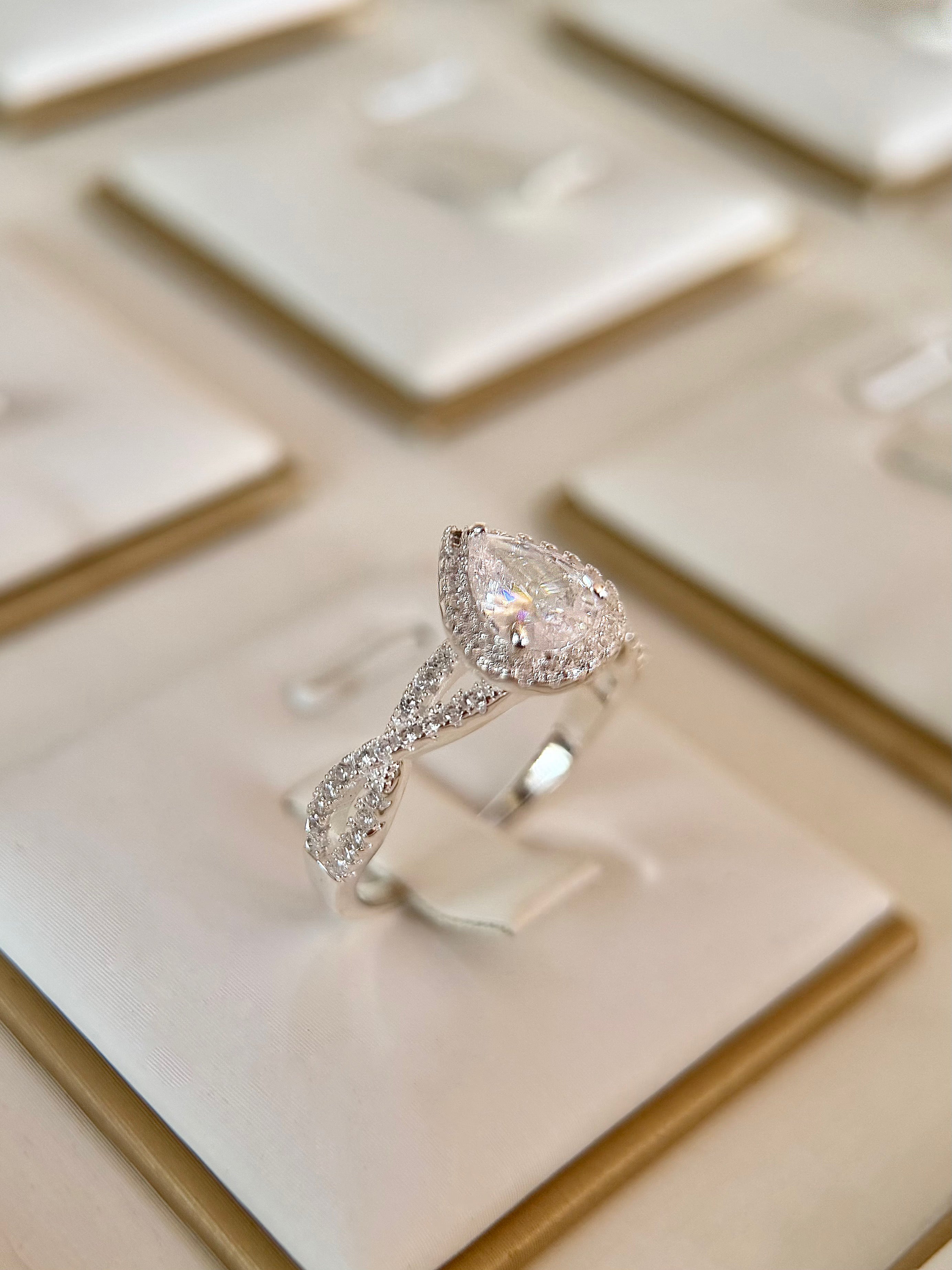 Anillo Compromiso Corte Pera
