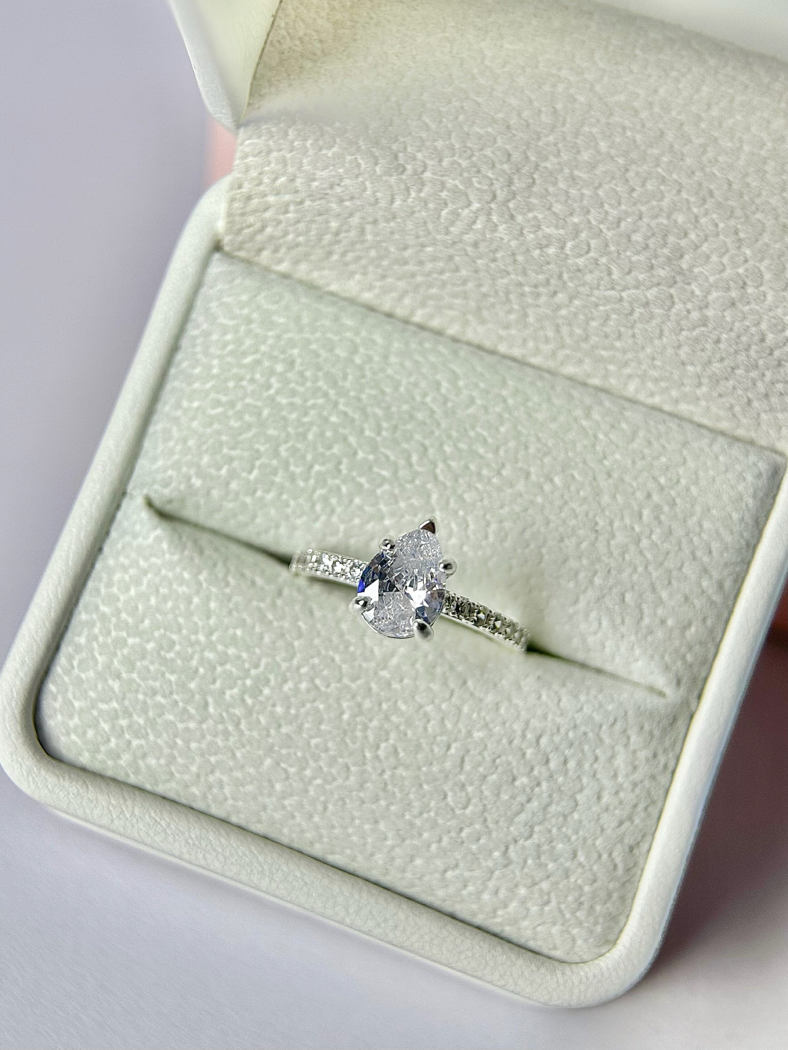 Anillo Compromiso Corte Pera