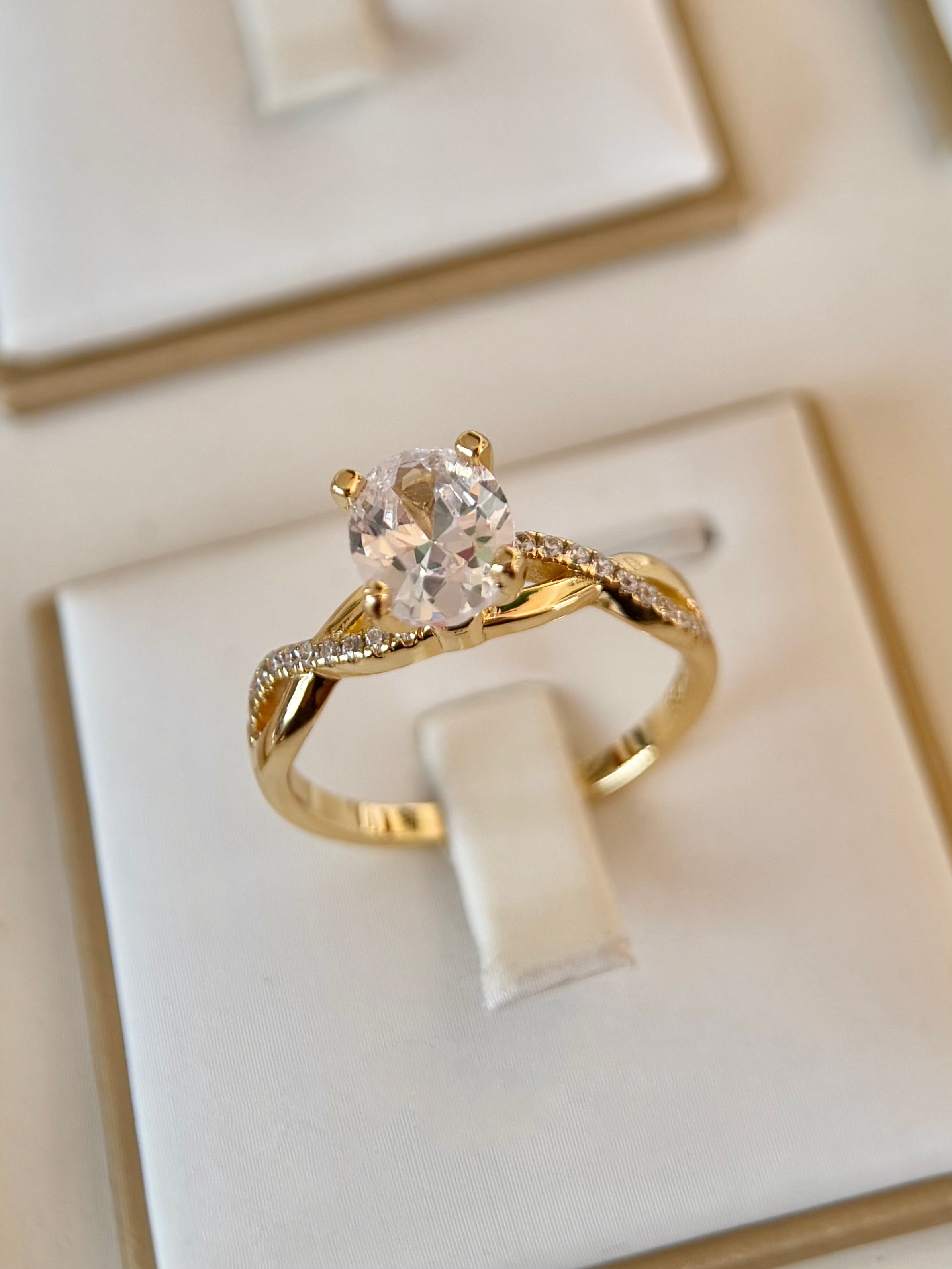 Anillo Compromiso Corte Ovalado Dorado
