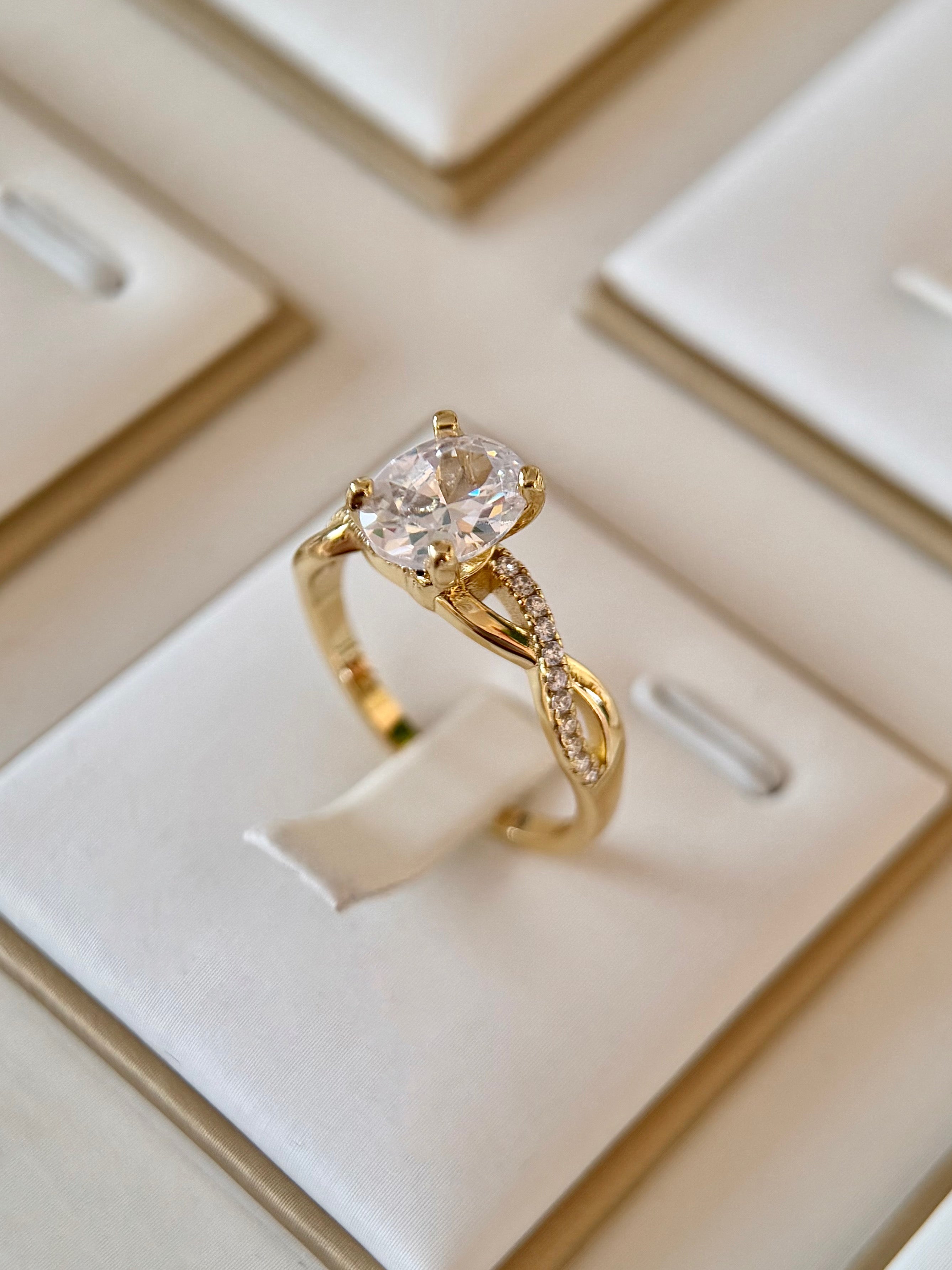 Anillo Compromiso Corte Ovalado Dorado