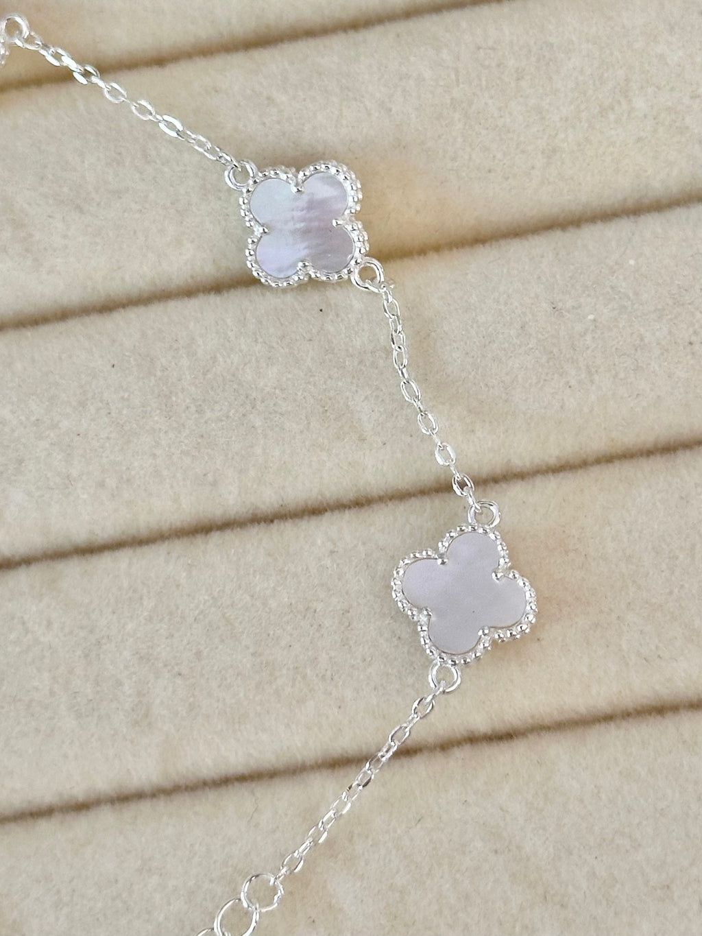Pulsera Mini Tréboles Blancos