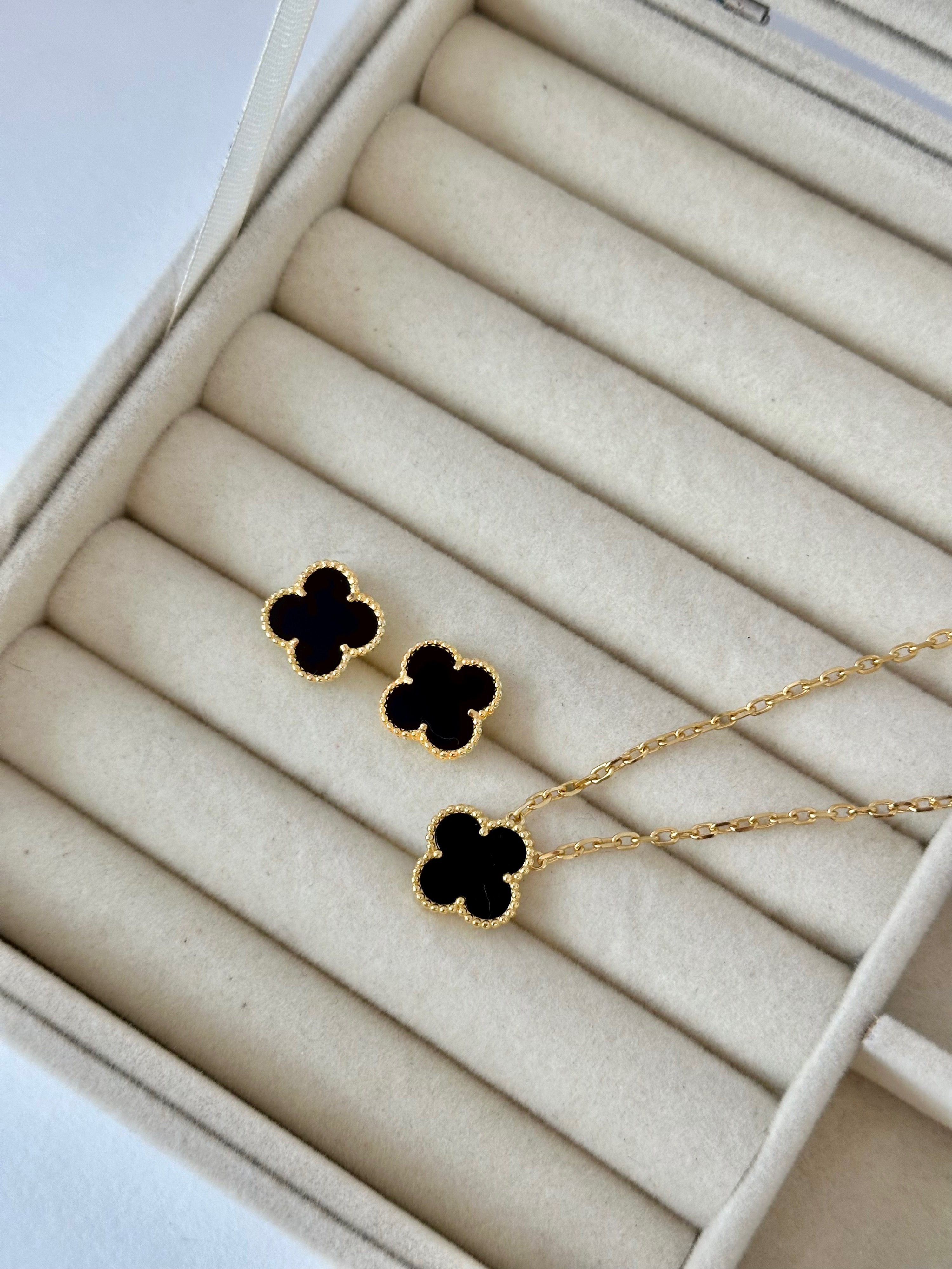 Conjunto Collar + aretes Tréboles Negro