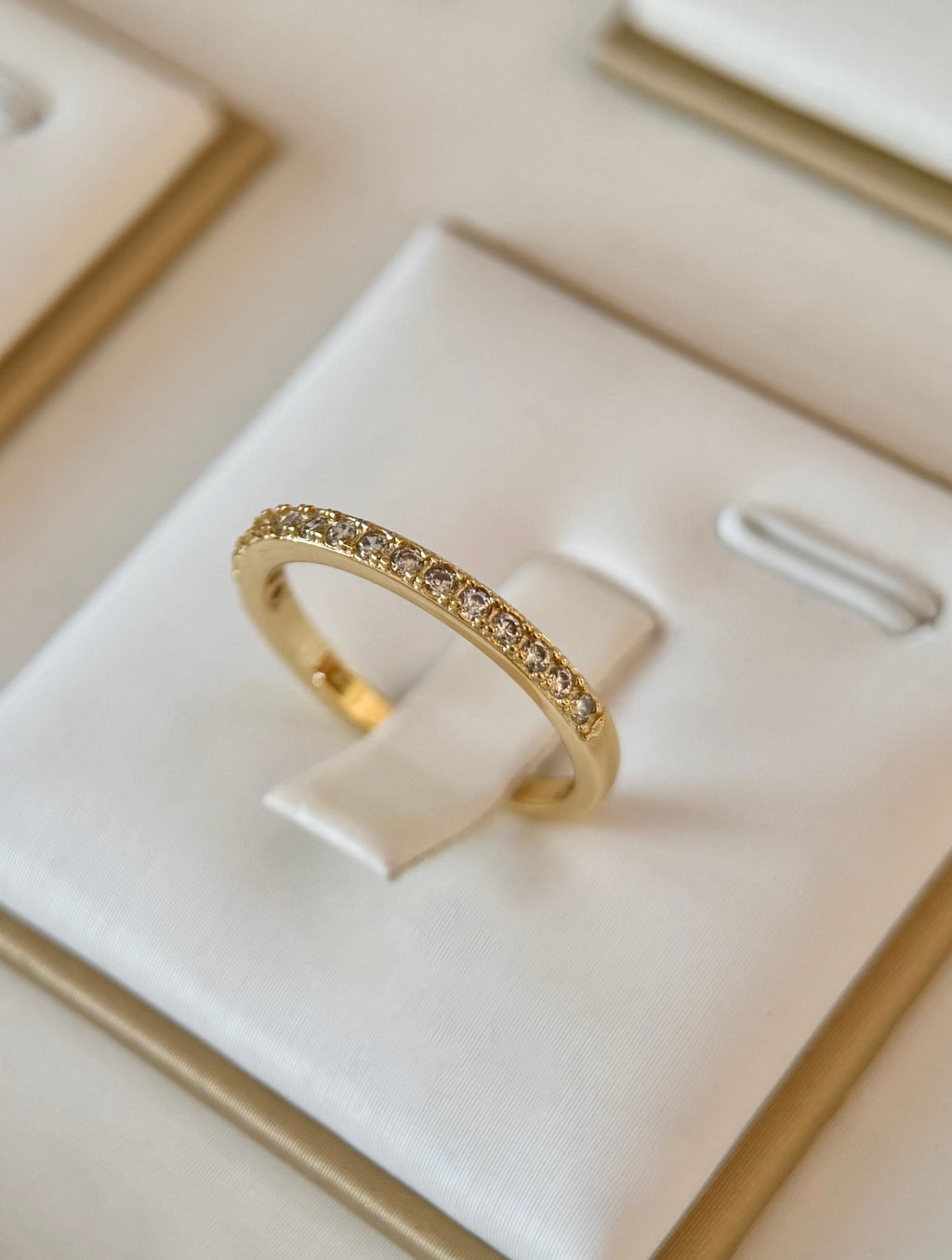 Anillo Alianza Con Piedras Dorado