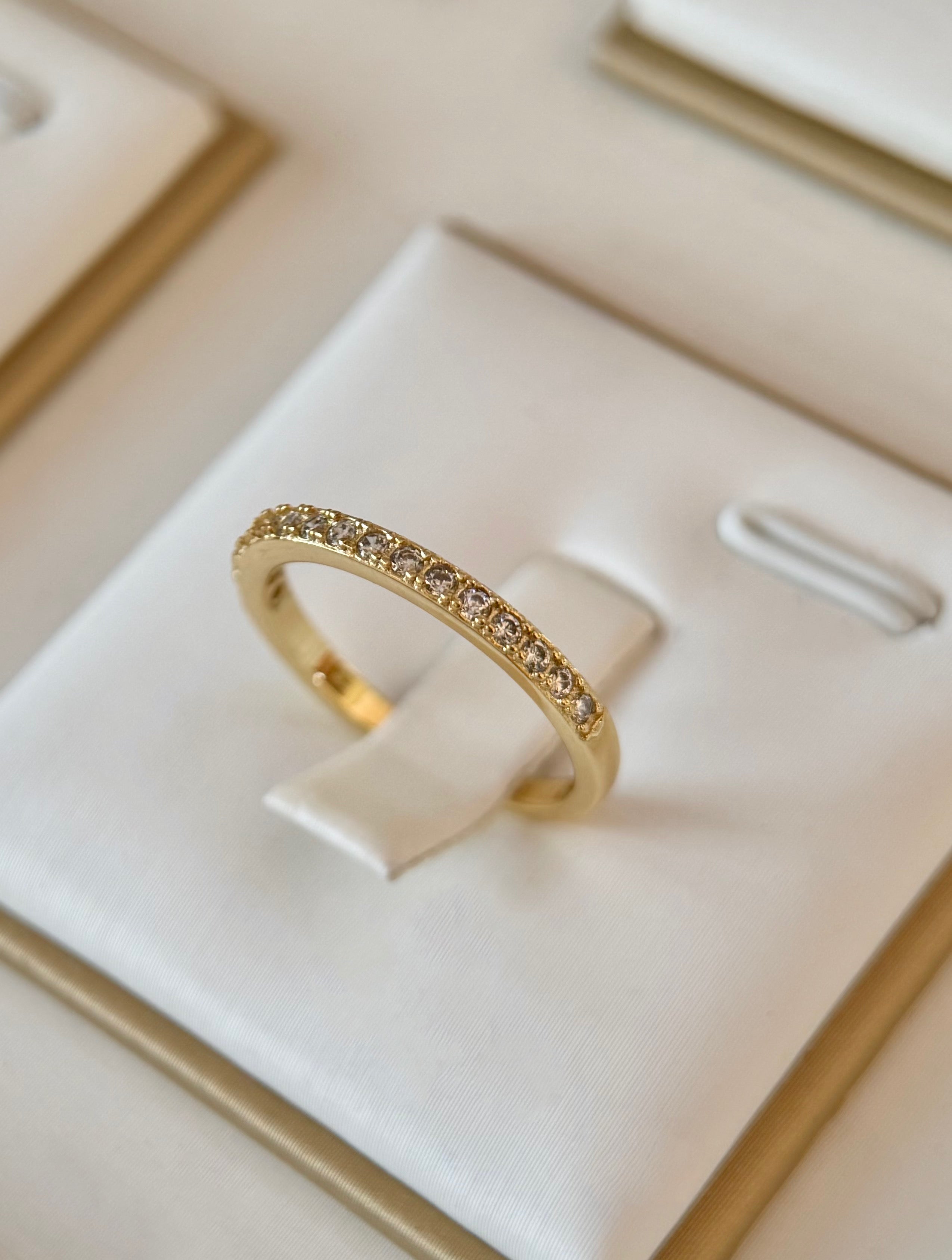 Anillo Alianza Con Piedras Dorado