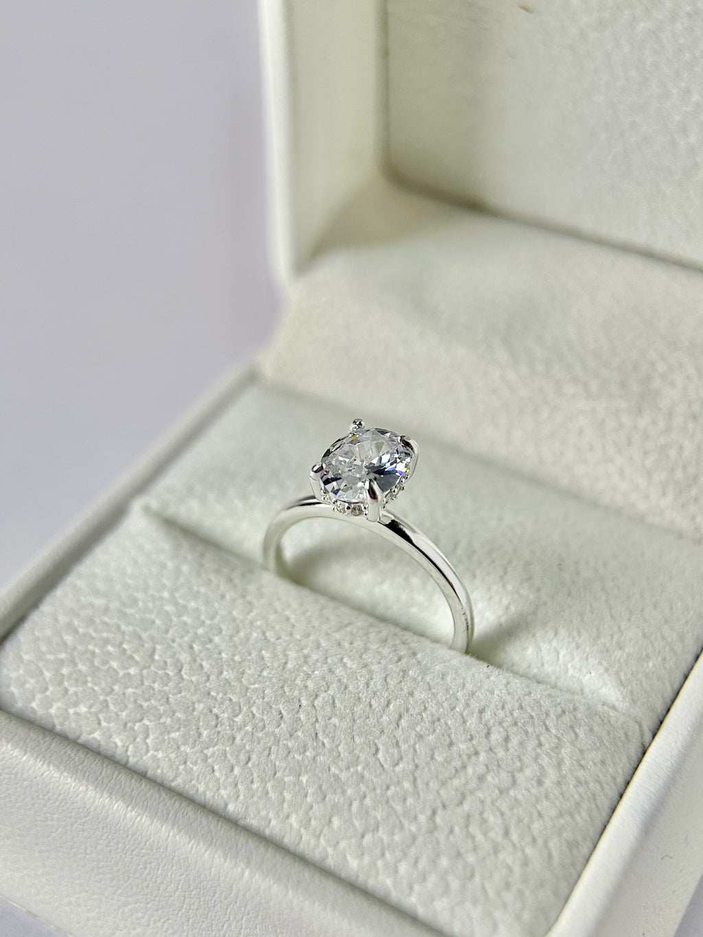 Anillo Compromiso Corte Ovalado Pequeño