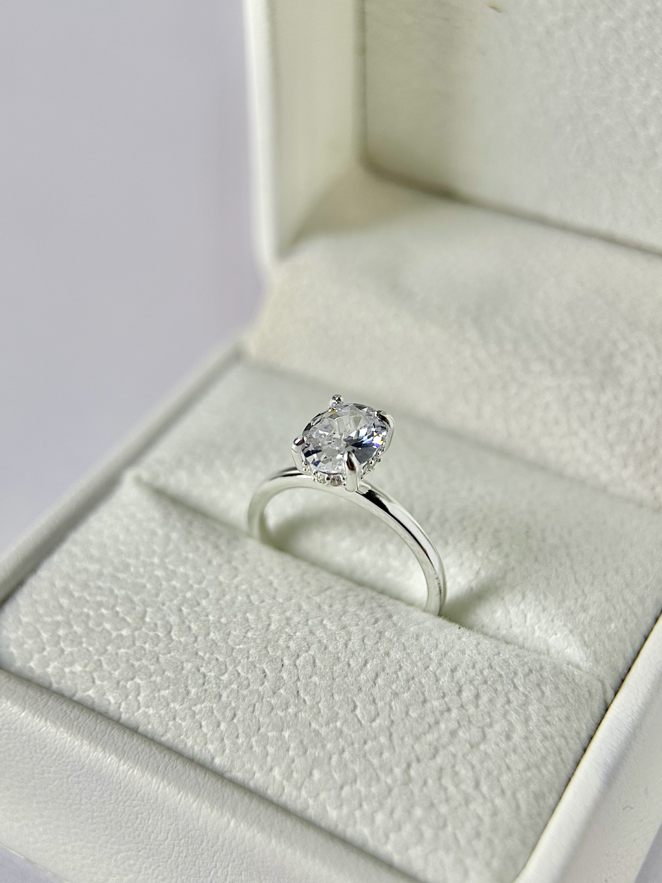 Anillo Compromiso Corte Ovalado Pequeño