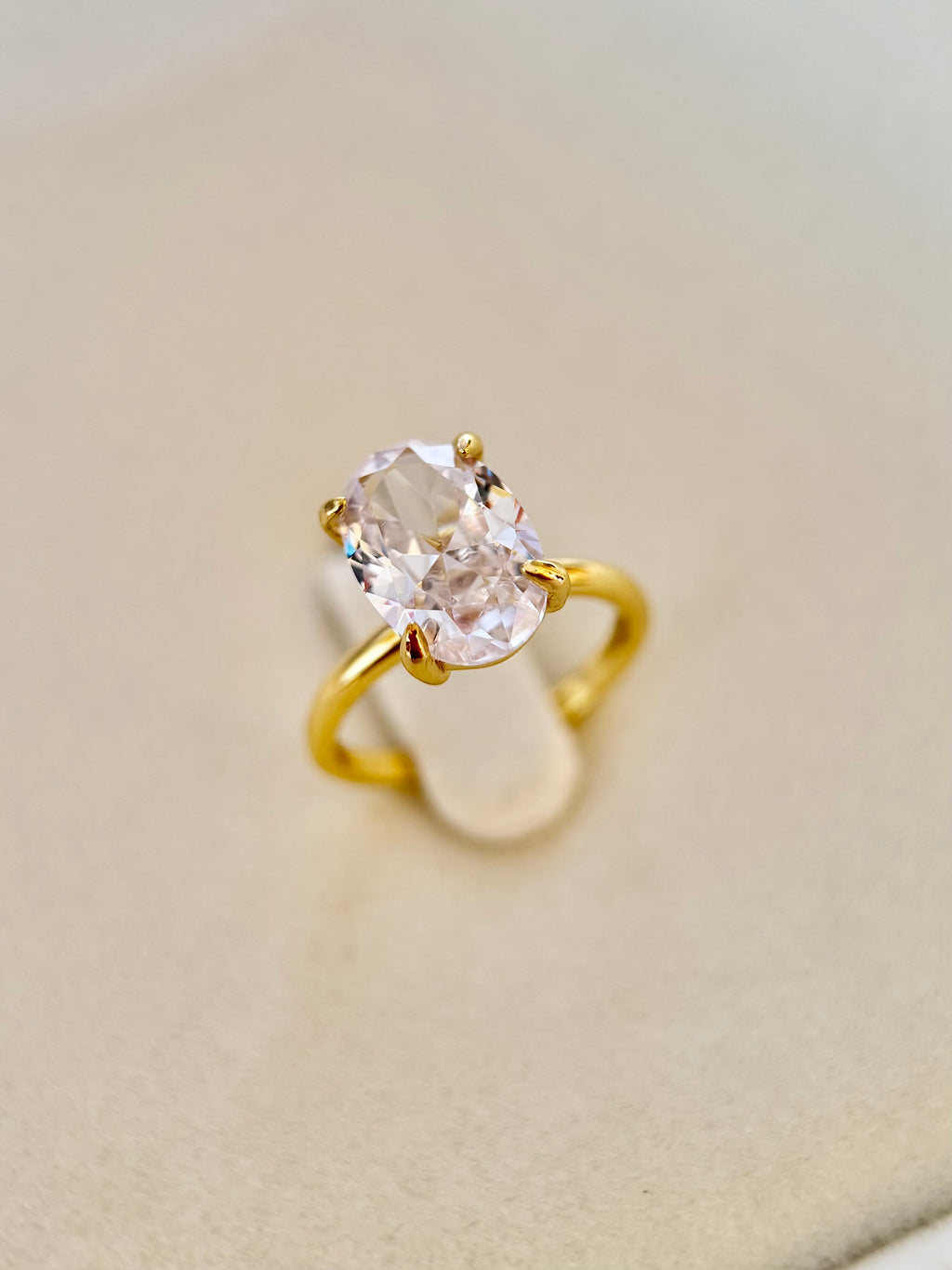 Anillo compromiso Ovalado, Aro Liso, con baño de Oro