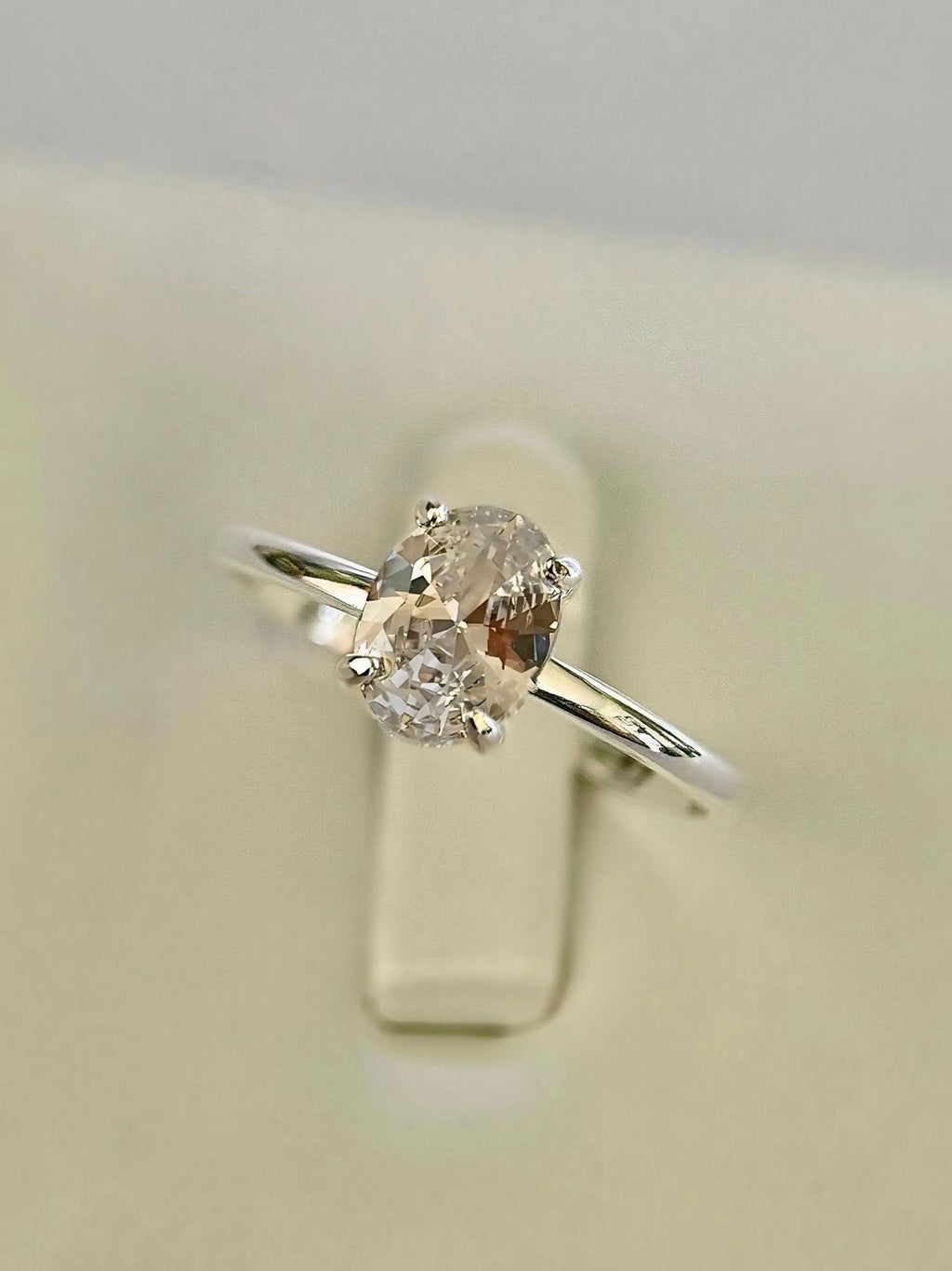 Anillo Compromiso Corte Ovalado Pequeño