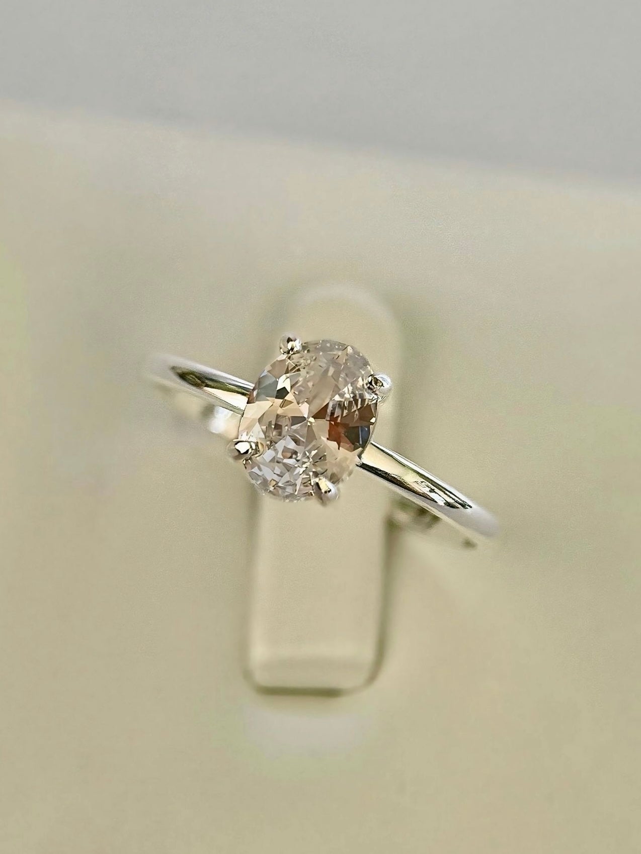 Anillo Compromiso Corte Ovalado Pequeño