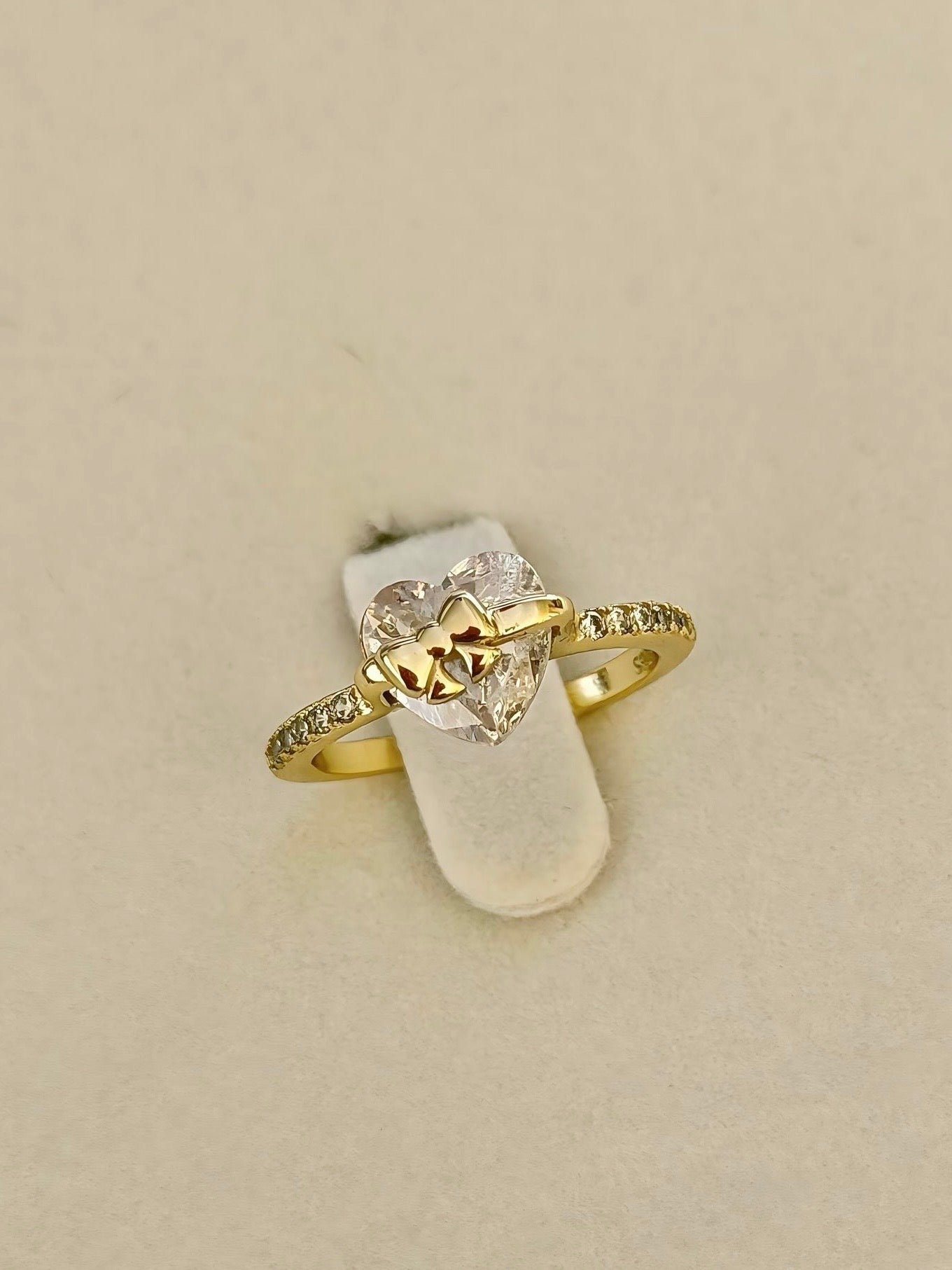 Anillo Corazón y Lazo Dorado