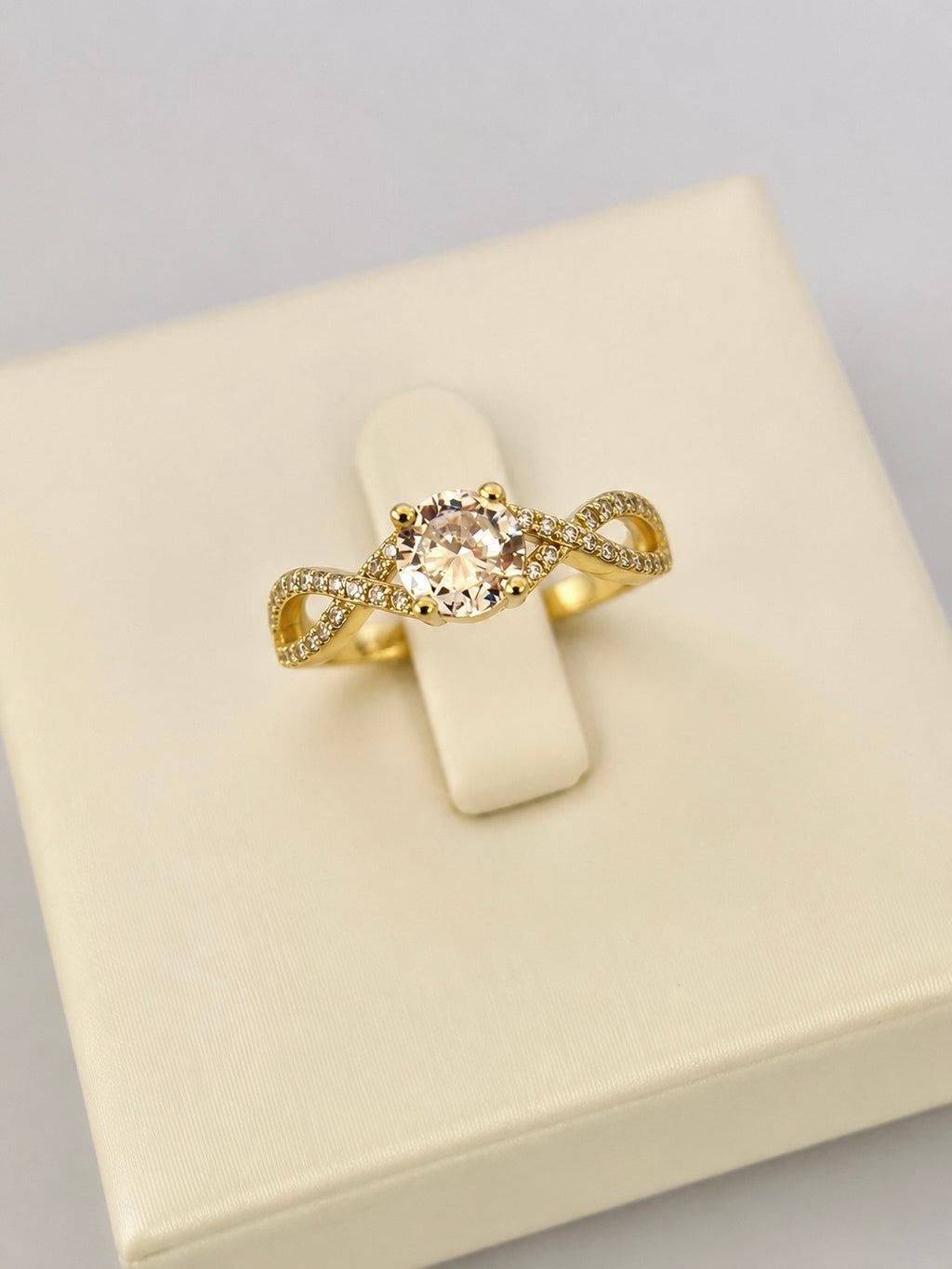 Anillo de Compromiso Infinito, Dorado
