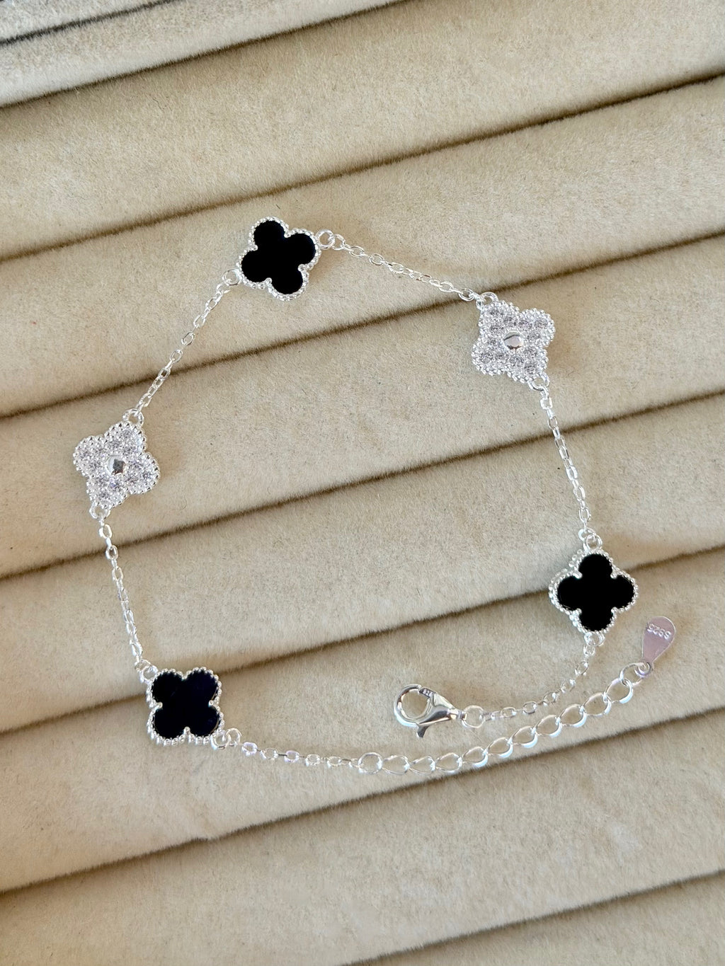 Pulsera Mini Tréboles Negra con Piedras