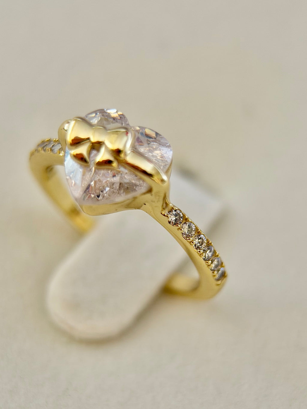 Anillo Corazón y Lazo Dorado
