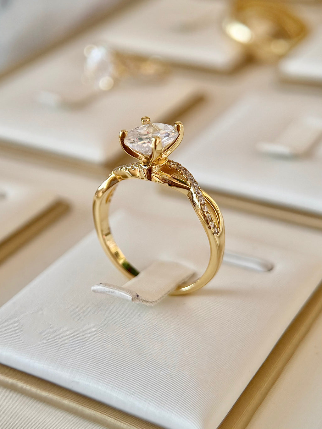 Anillo Compromiso Corte Ovalado Dorado