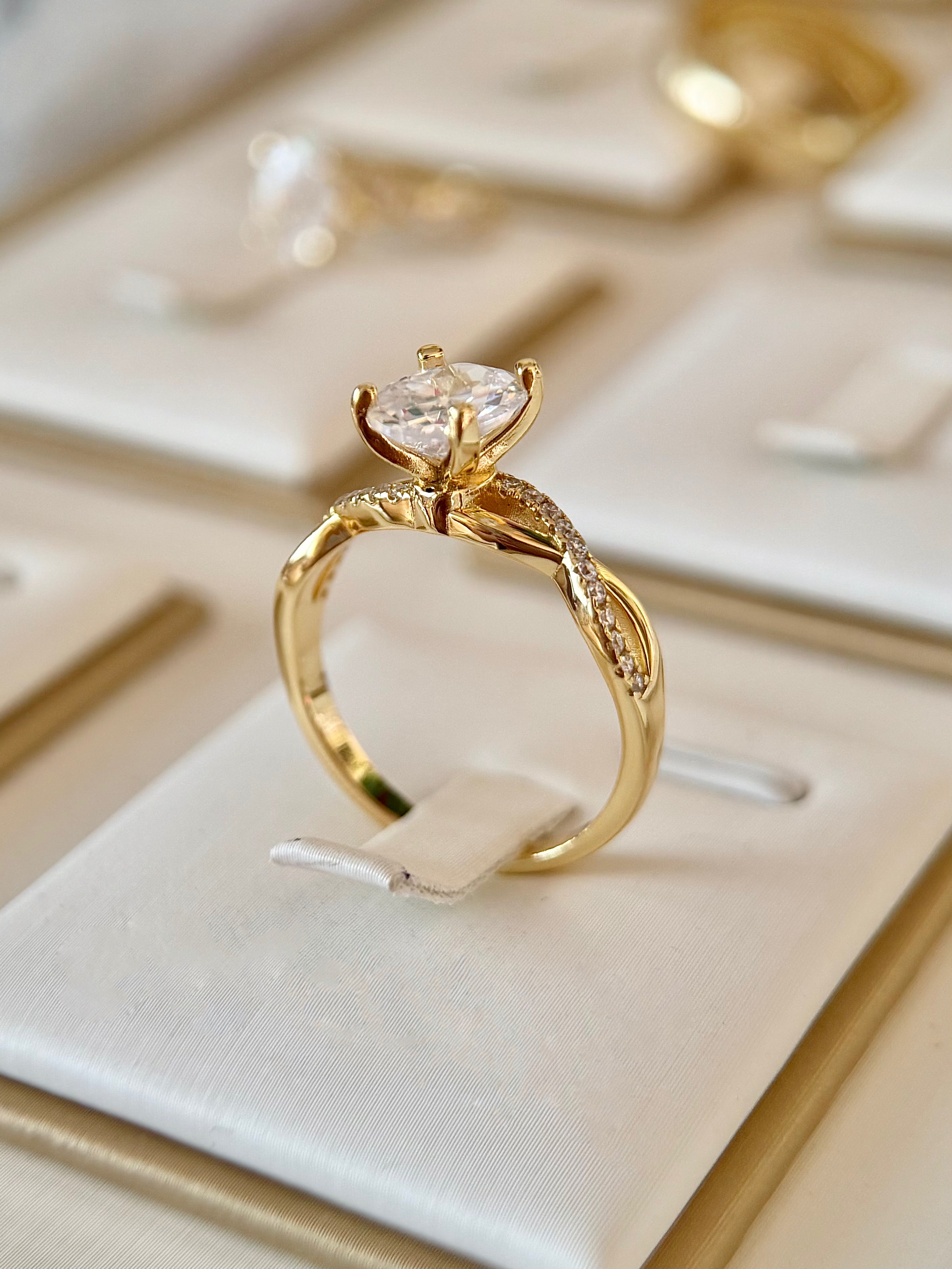 Anillo Compromiso Corte Ovalado Dorado
