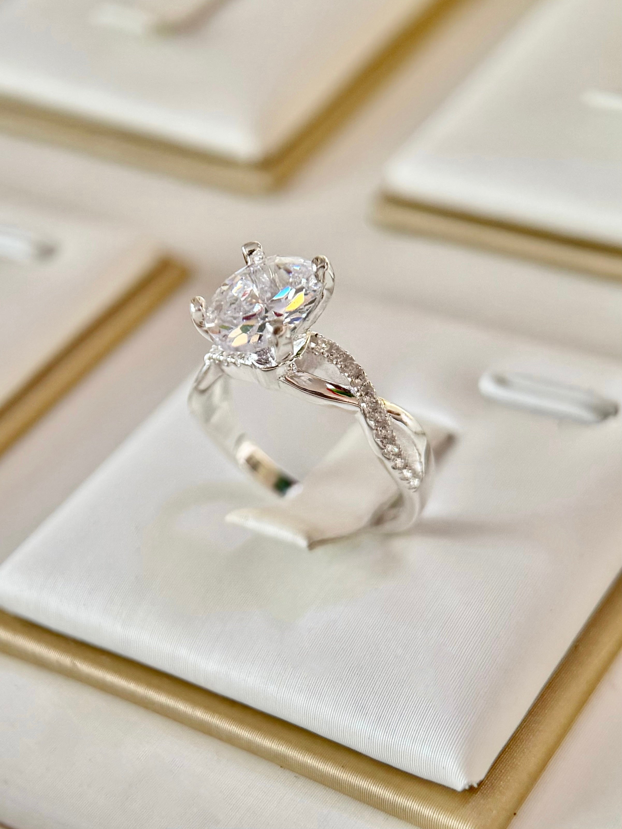 Anillo compromiso Corte Ovalado
