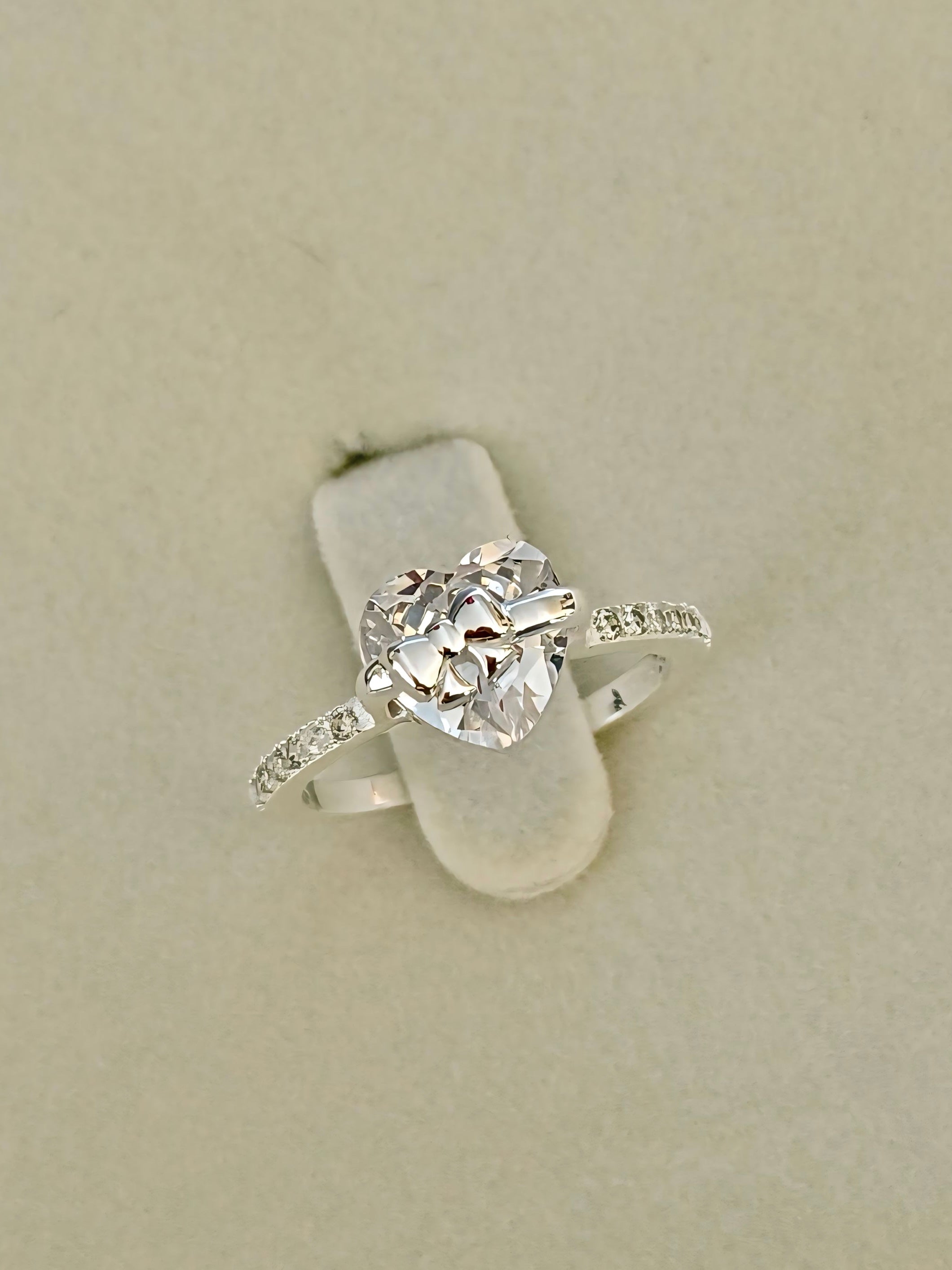 Anillo Corazón y Lazo
