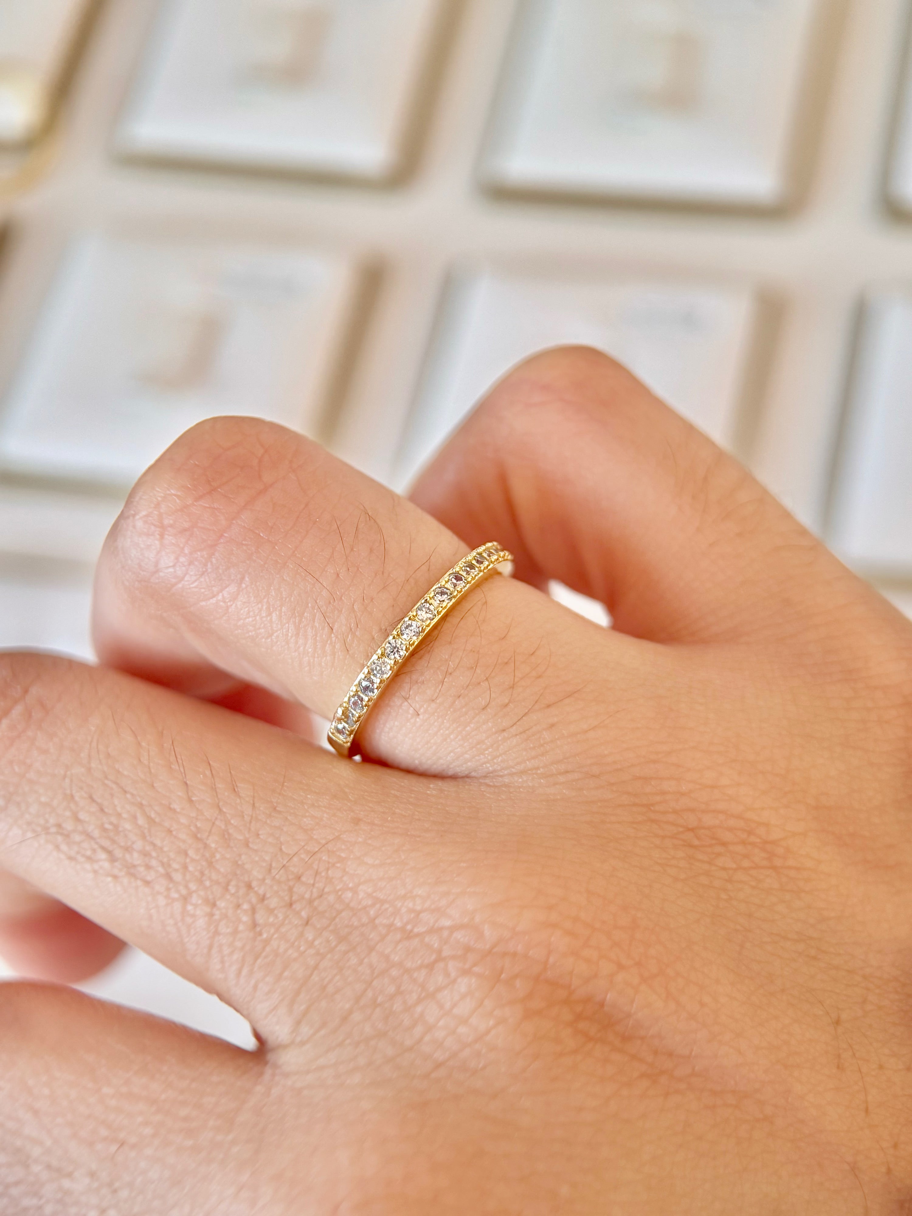Anillo Alianza Con Piedras Dorado