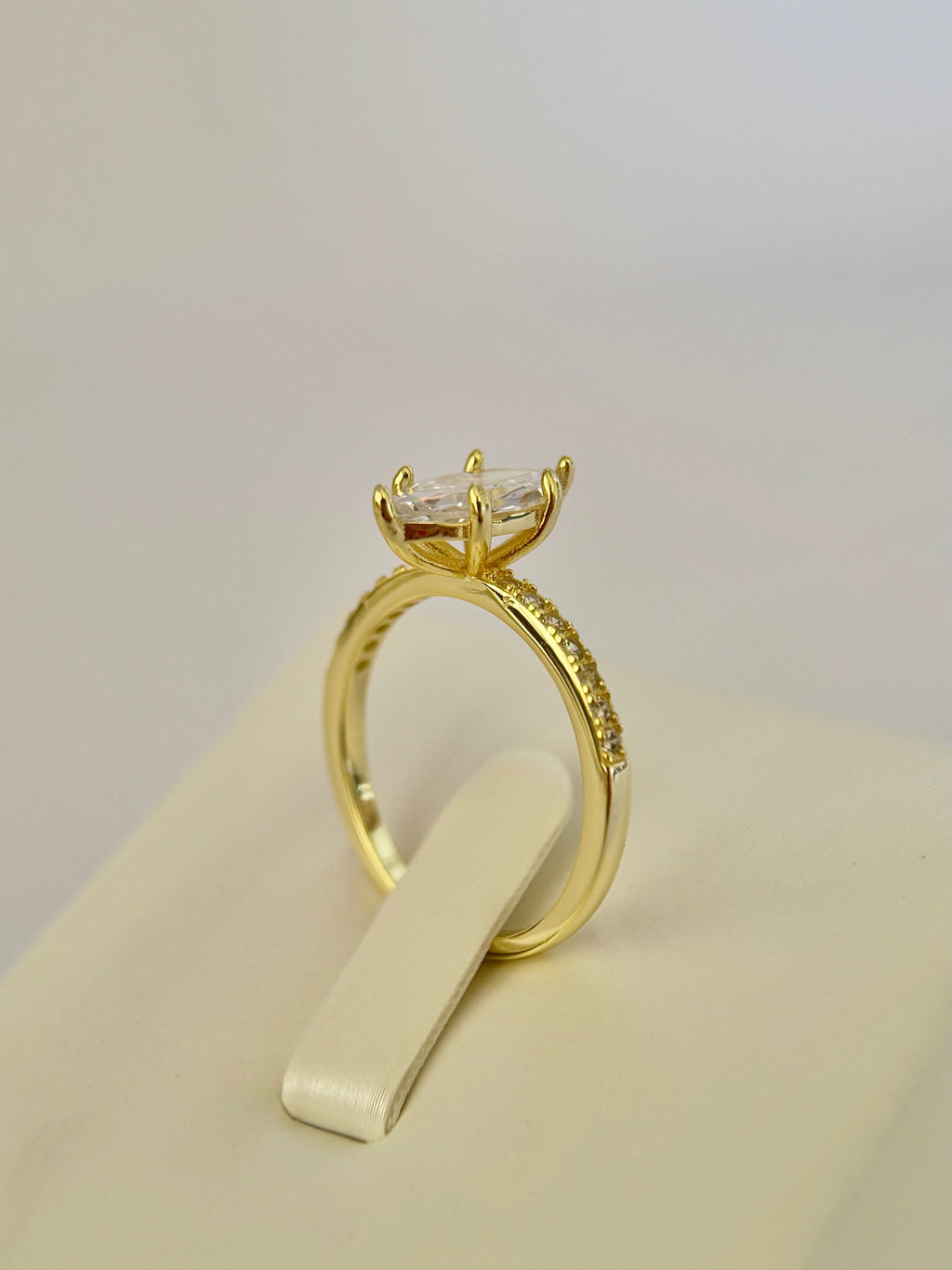 Anillo compromiso corte Marquesa con Baño de Oro