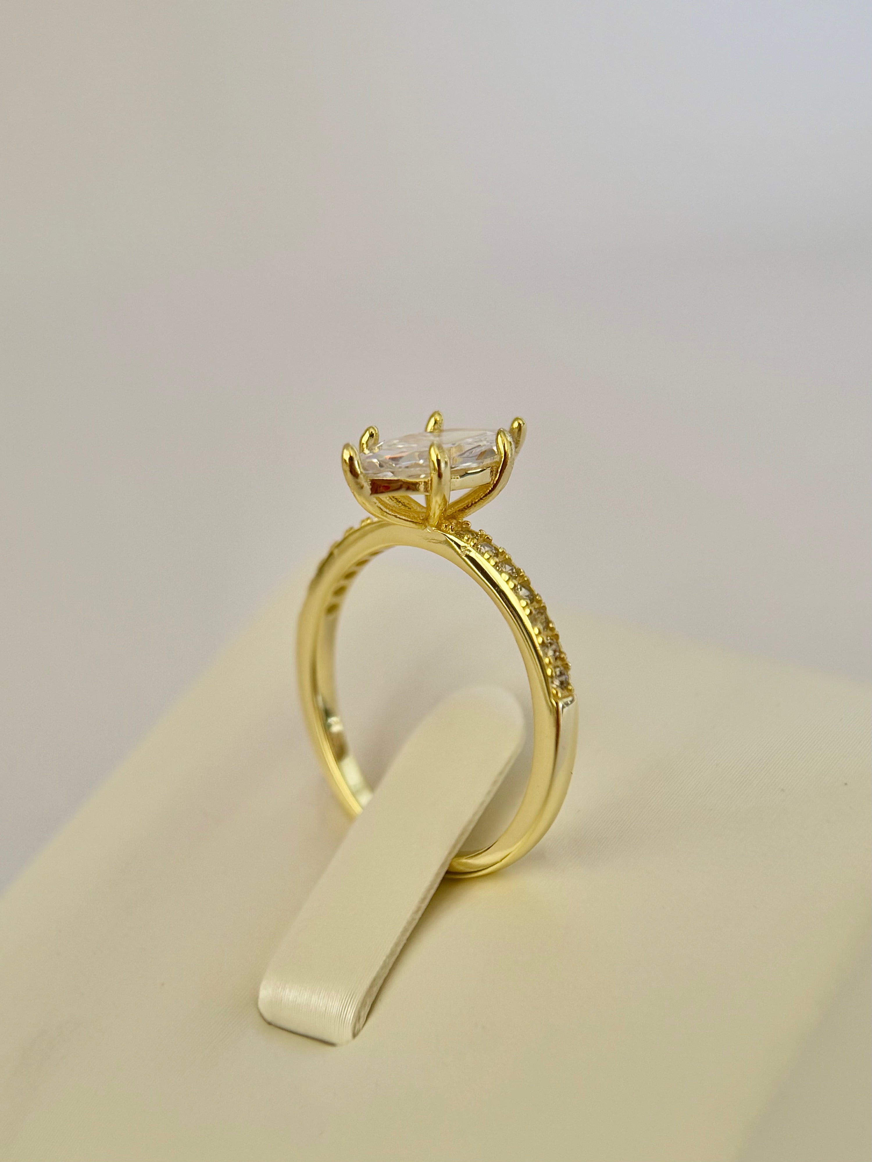 Anillo compromiso corte Marquesa con Baño de Oro