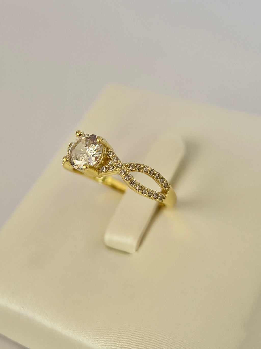 Anillo de Compromiso Infinito, Dorado