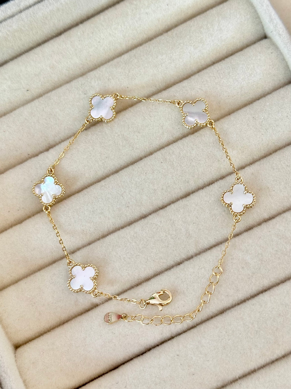 Pulsera Mini Tréboles Blanco con Baño de Oro