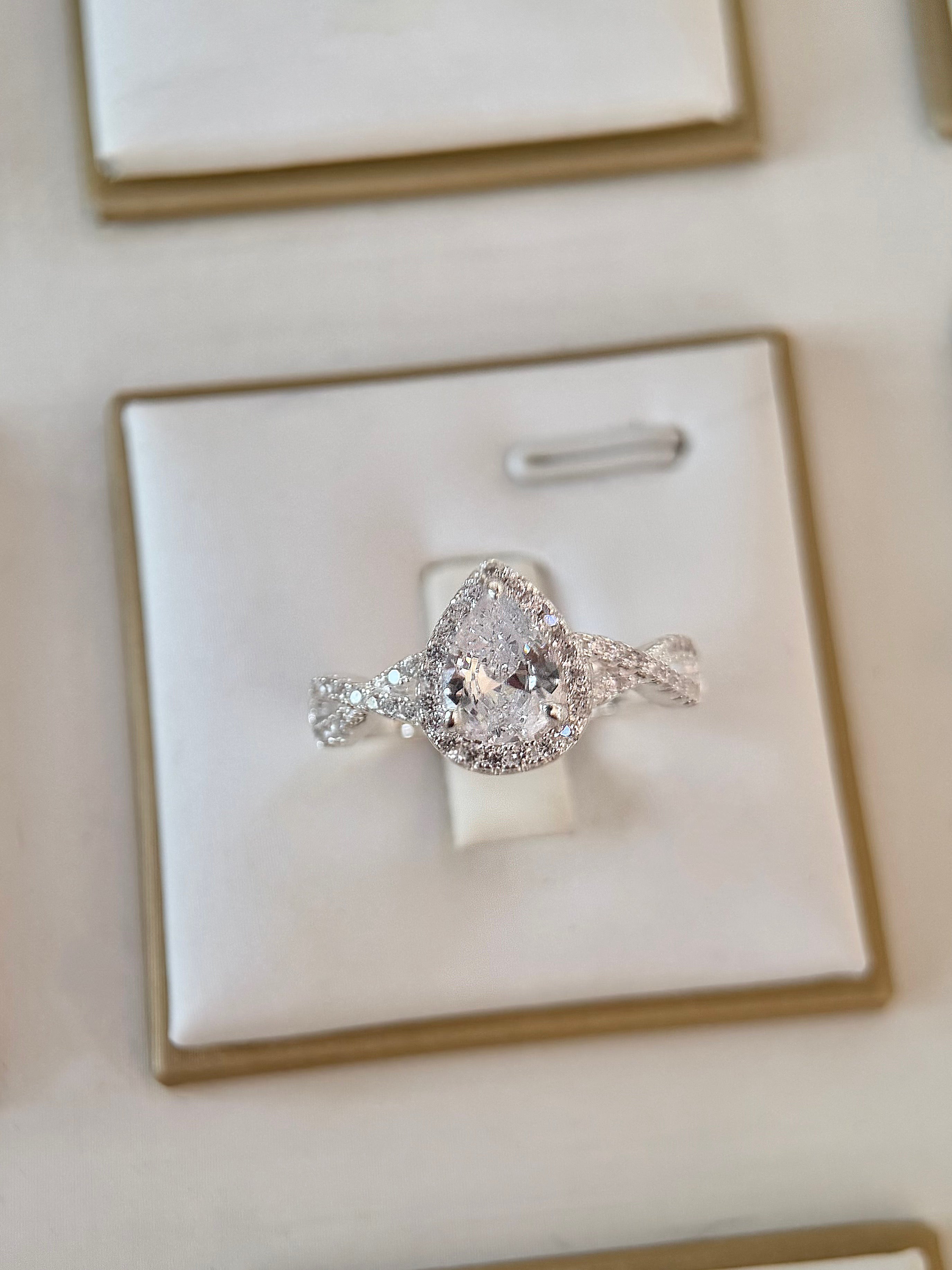 Anillo Compromiso Corte Pera