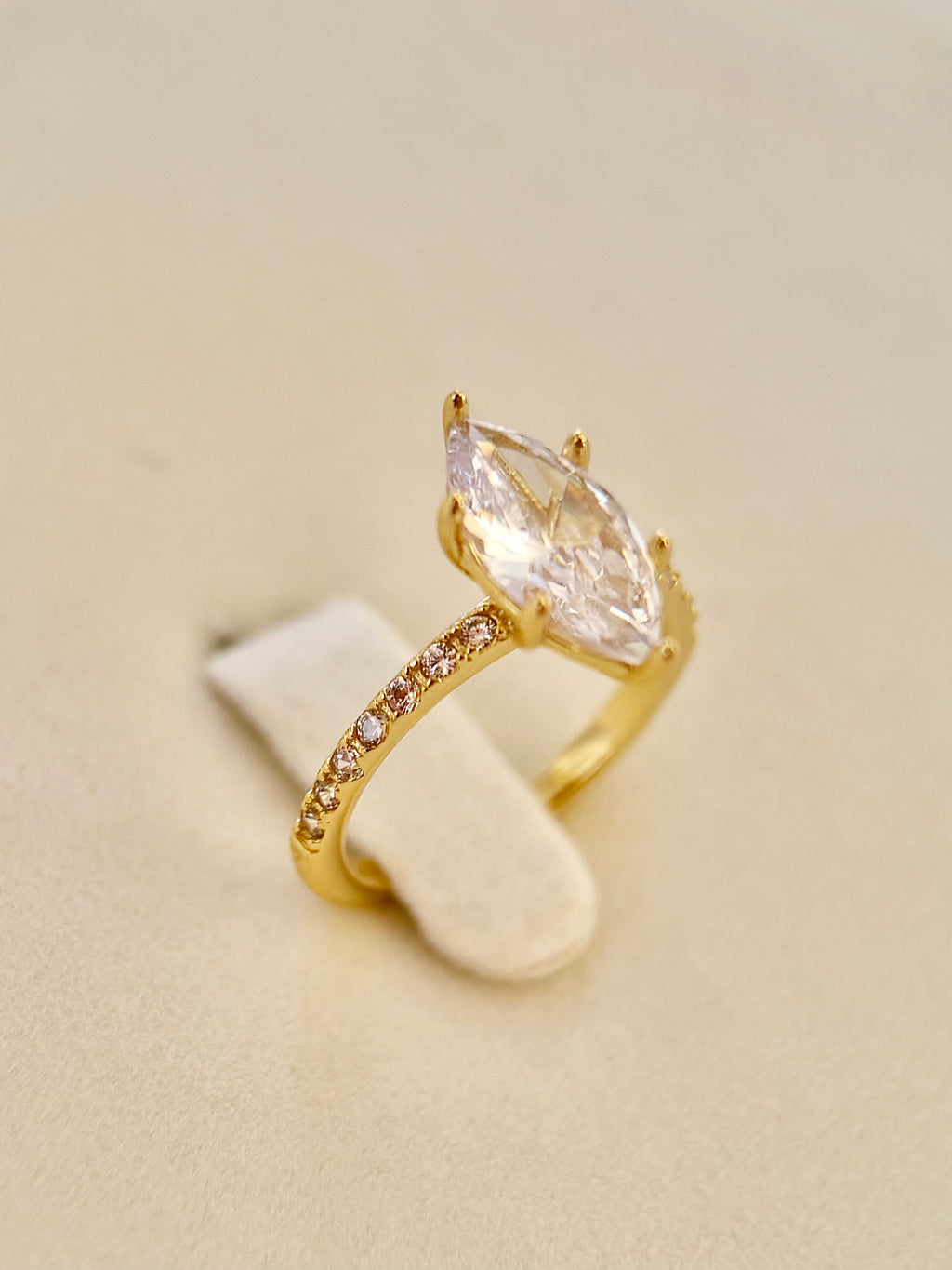 Anillo compromiso corte Marquesa con Baño de Oro
